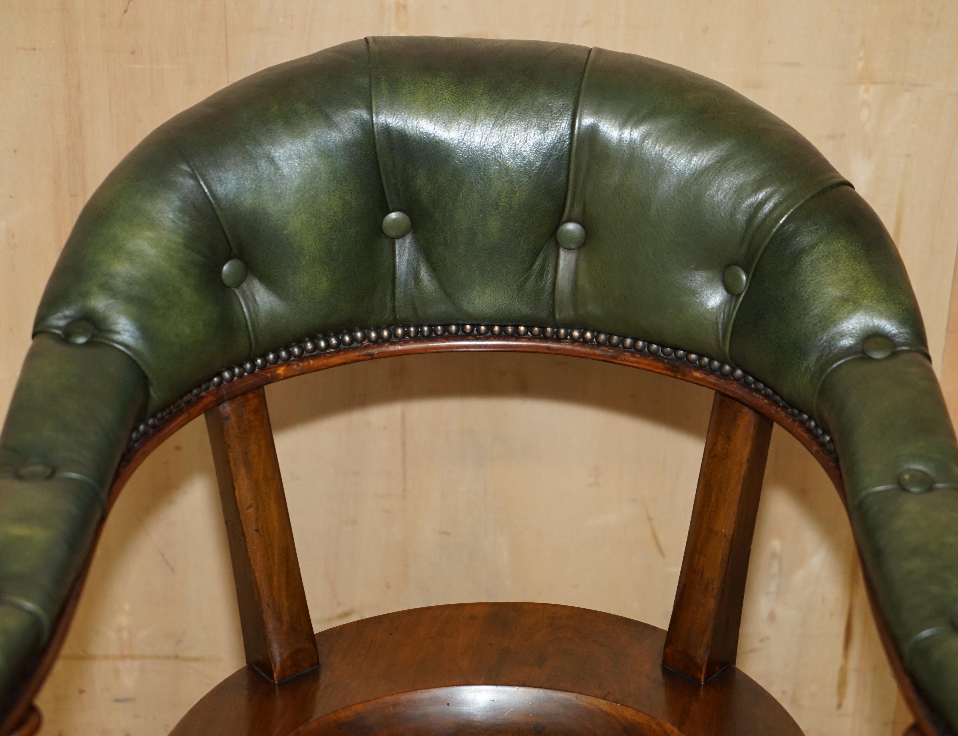 ANTIQUE SCOTTISH ViCTORIAN 1880 CHESTERFIELD CAPTAINS CHAIR EN BOIS DUR ET CUIR Bon état - En vente à West Sussex, Pulborough