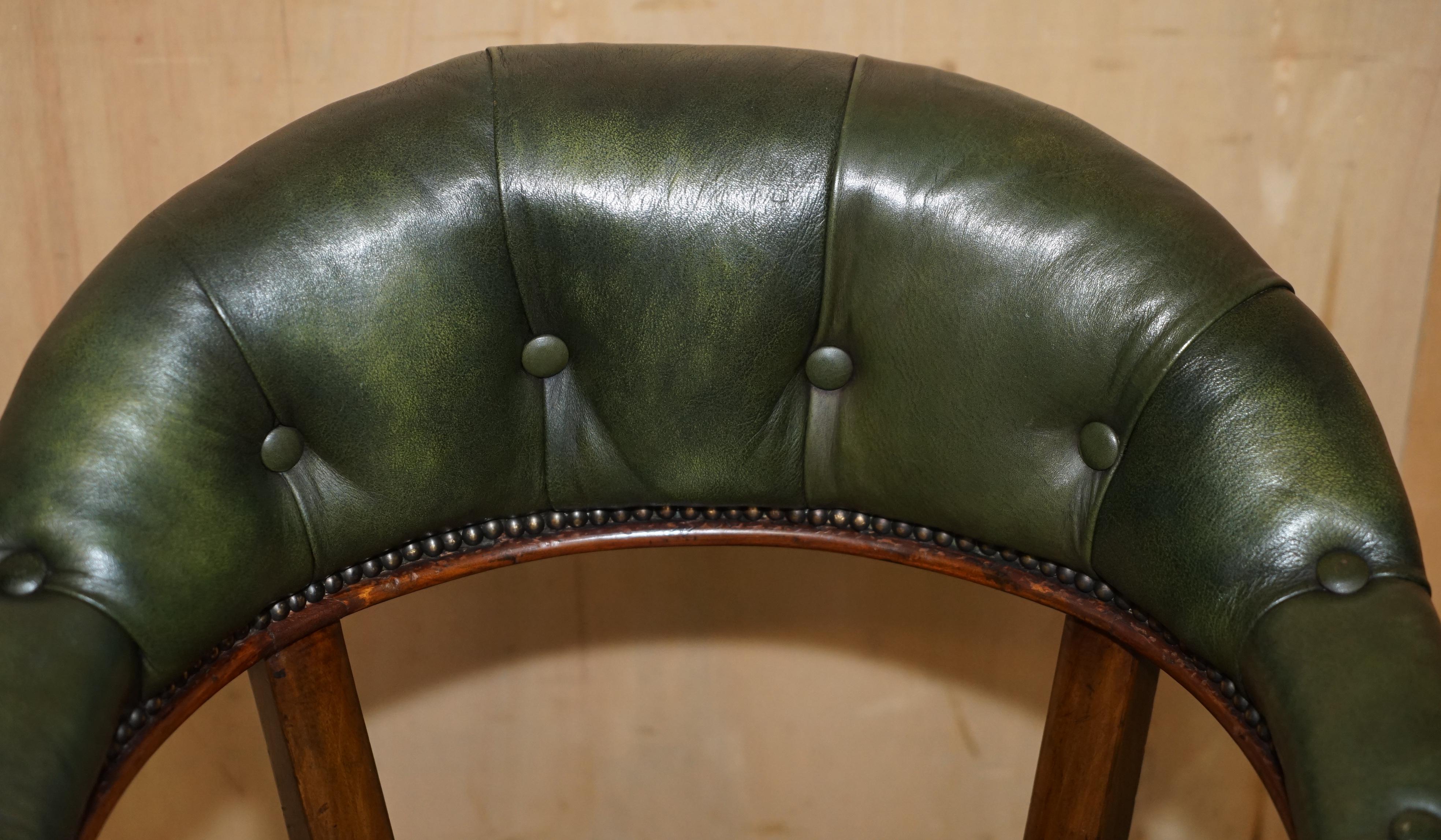 Fin du XIXe siècle ANTIQUE SCOTTISH ViCTORIAN 1880 CHESTERFIELD CAPTAINS CHAIR EN BOIS DUR ET CUIR en vente