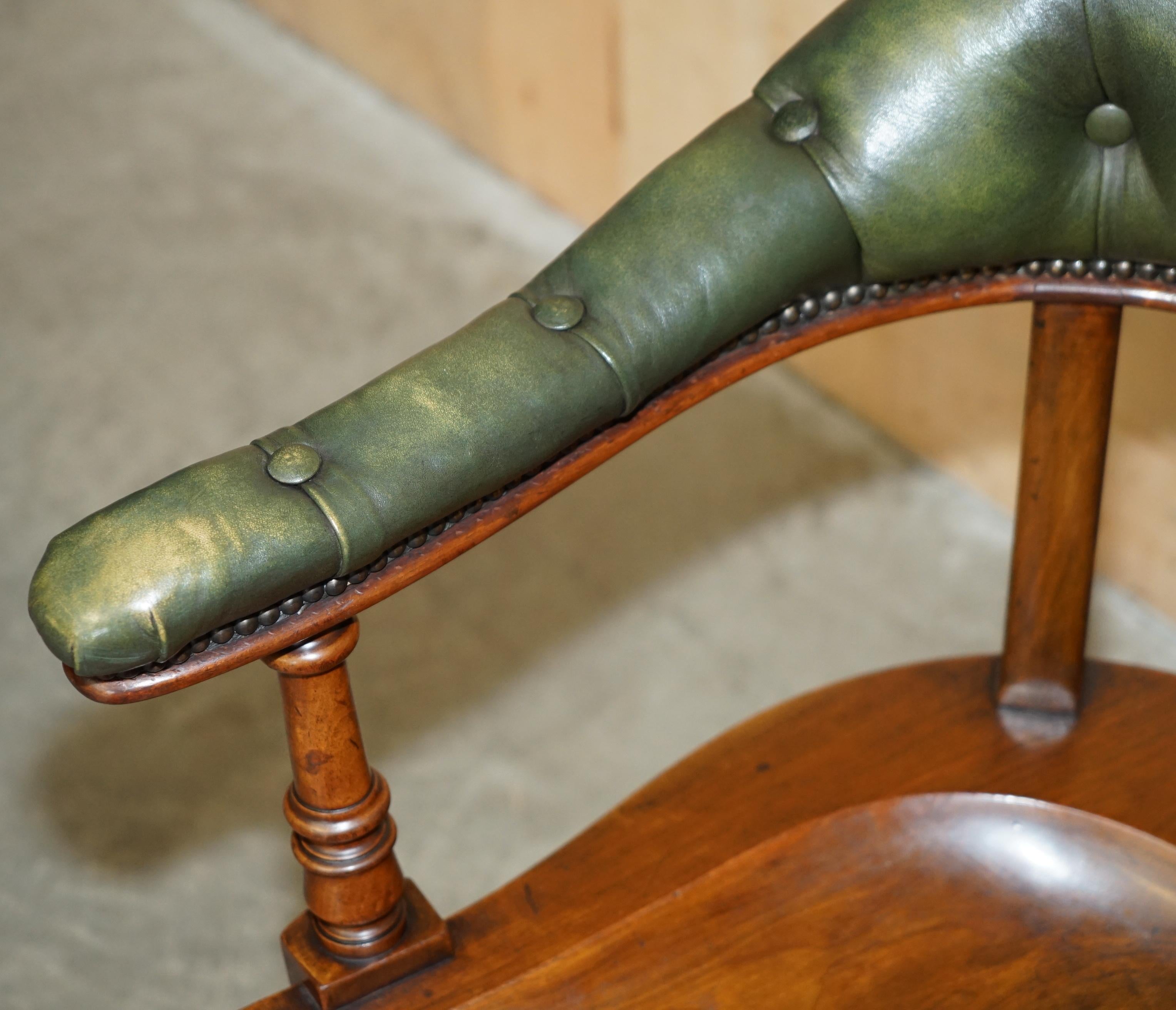 Cuir ANTIQUE SCOTTISH ViCTORIAN 1880 CHESTERFIELD CAPTAINS CHAIR EN BOIS DUR ET CUIR en vente