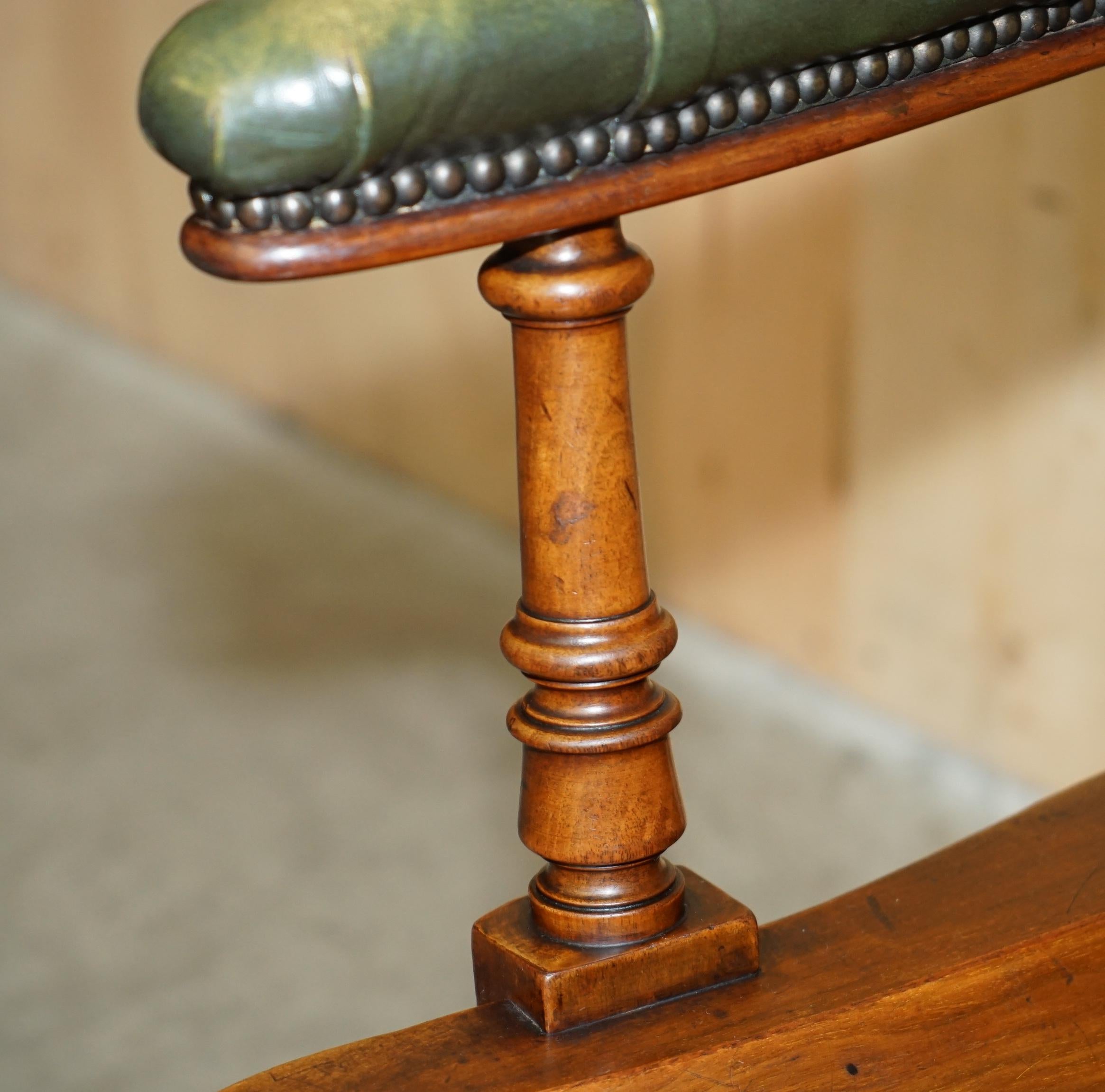 ANTIQUE SCOTTISH ViCTORIAN 1880 CHESTERFIELD CAPTAINS CHAIR EN BOIS DUR ET CUIR en vente 1