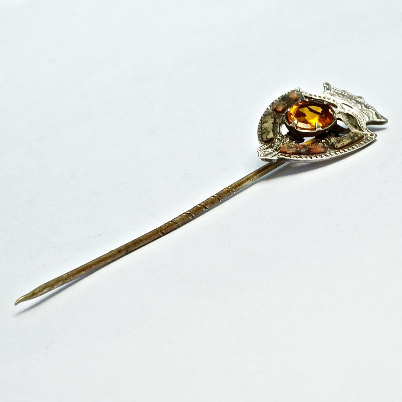 Scottish Antique Victorian Silver Tone Shield and Crown Agate Stick Pin In Good Condition In London, GB