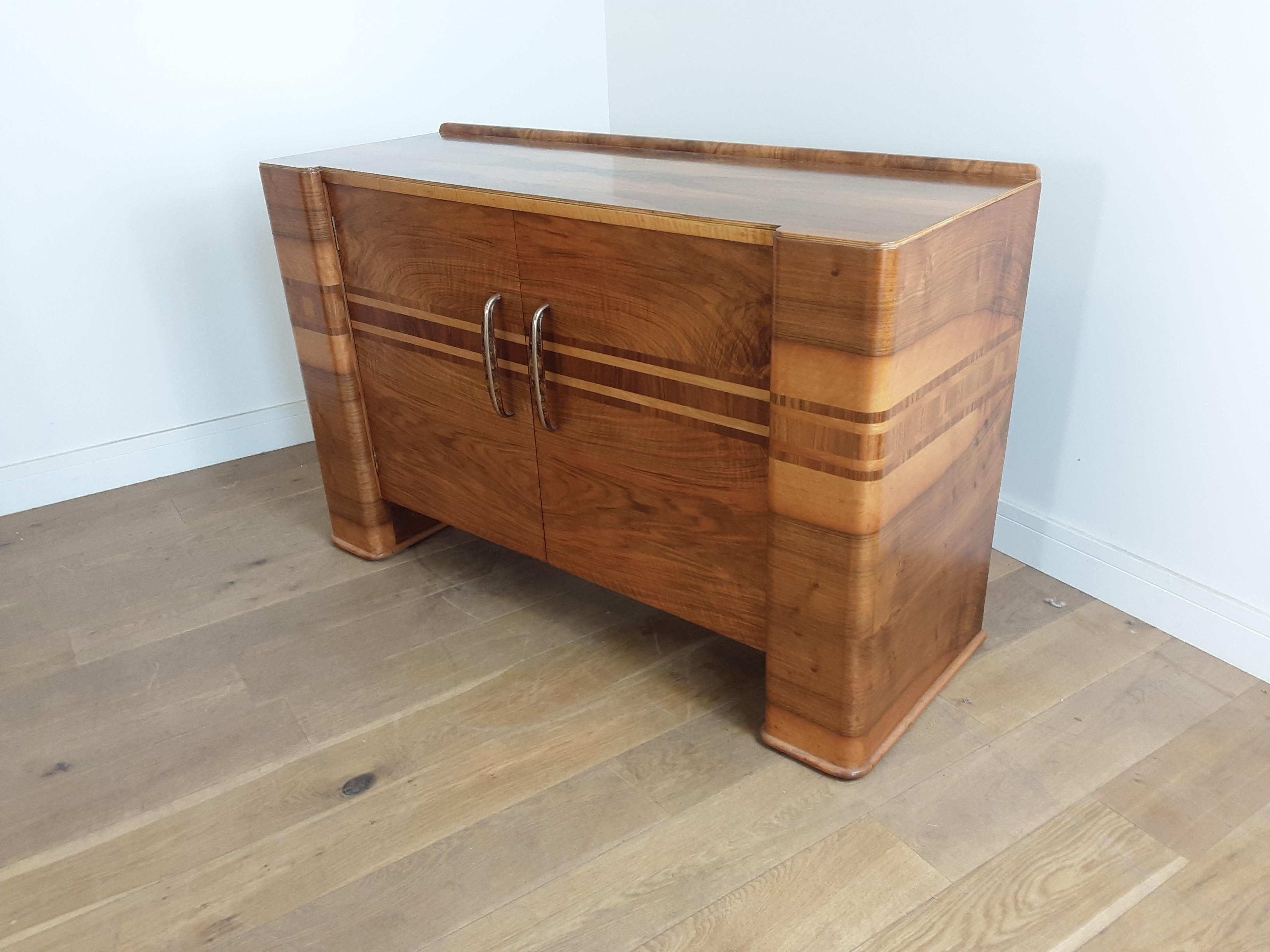 Scottish Art Deco Sideboard in a Golden Brown Walnut with a Modernist Design In Good Condition For Sale In London, GB