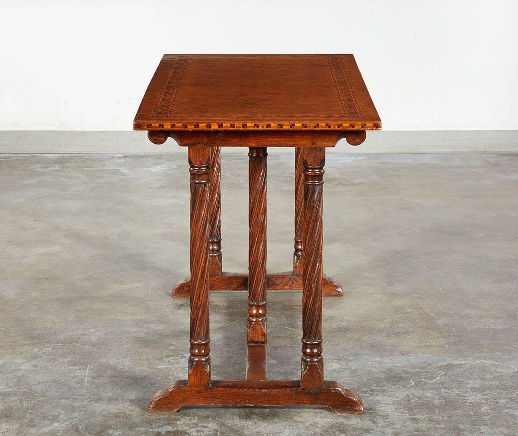 Tavolo da centro in quercia di Wood Oak, opera del noto architetto e designer di mobili Robert Lorimer, con intarsi geometrici a bordo di legno misto sul piano e sui bordi, sopra sei colonne con torsione a corda e grembiule finale a volute, con