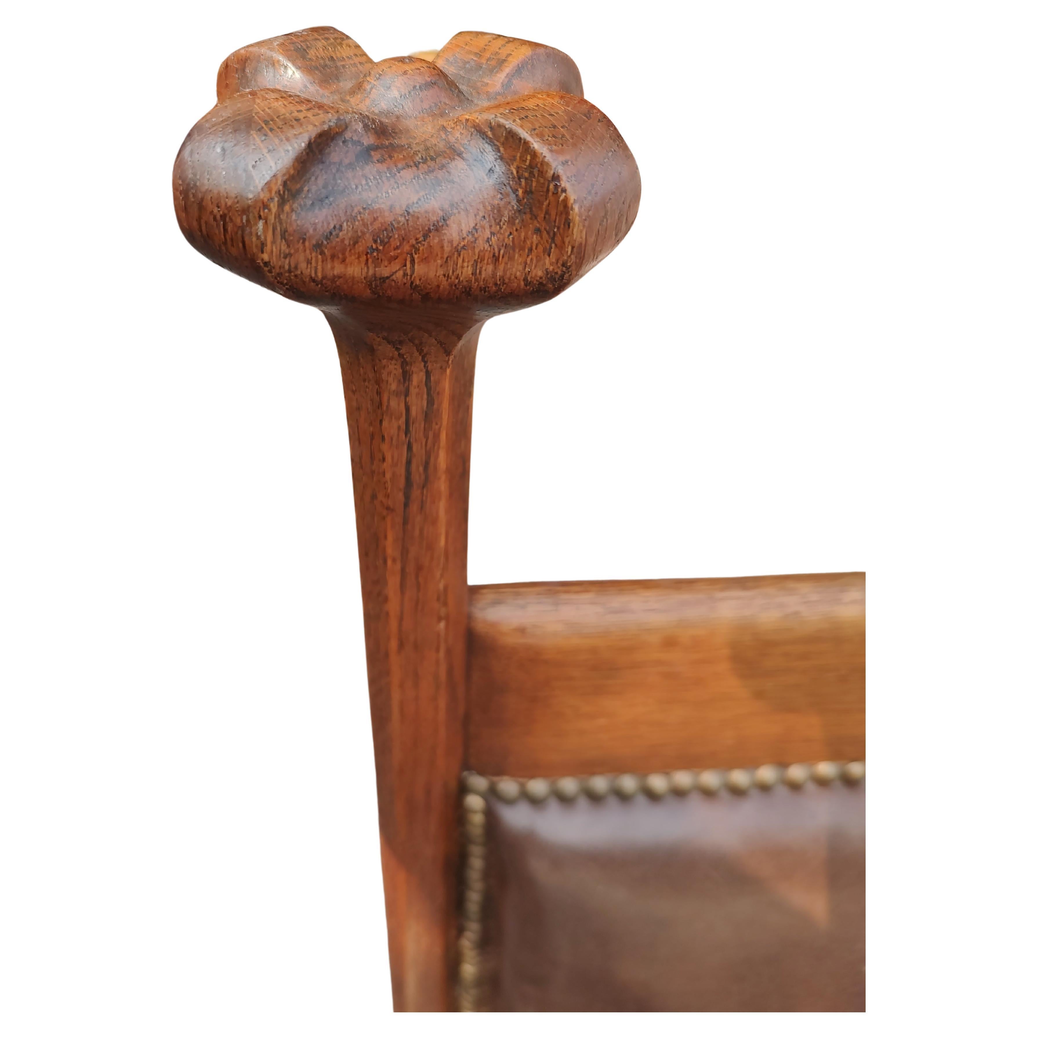 Seltene und fabelhafte Arts & Crafts Glasgow School Loveseat in Eiche und Leder. Das spektakuläre Design und die Handwerkskunst werden Wylie & Lochhead zugeschrieben. Die geschnitzten Eichenholzsäulen sind ein integraler Bestandteil des Designs und