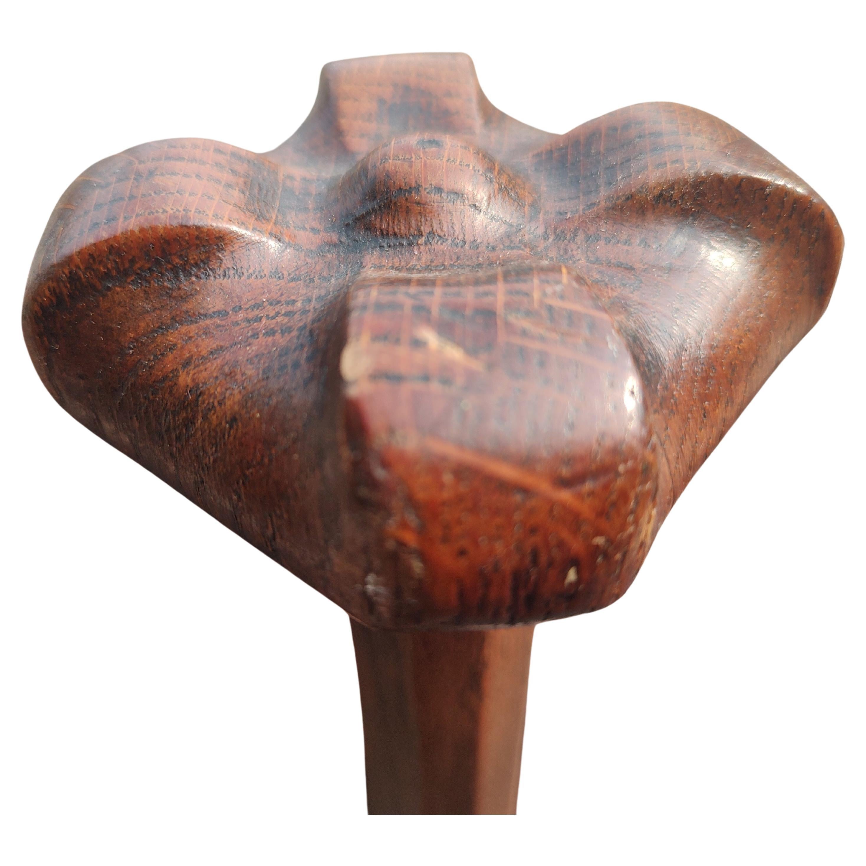 Scottish Arts and Crafts Loveseat aus Leder und Eiche, Wylie & Lochhead zugeschrieben (Schottisch) im Angebot