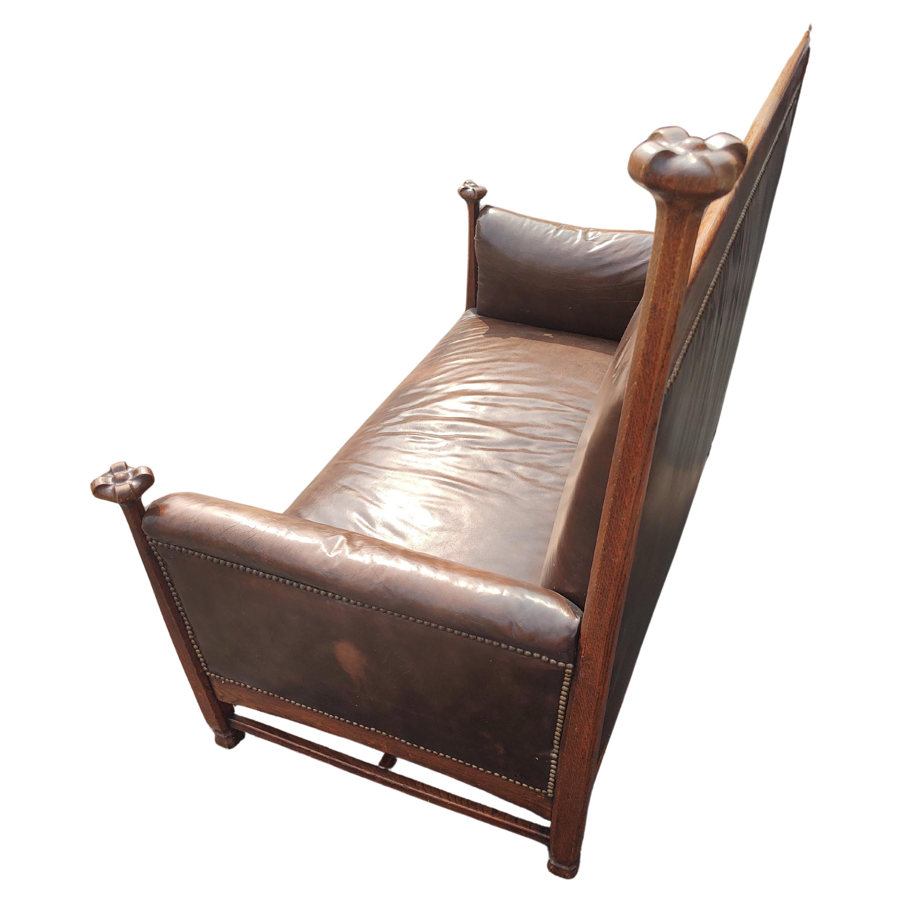 Scottish Arts and Crafts Loveseat aus Leder und Eiche, Wylie & Lochhead zugeschrieben (Handgeschnitzt) im Angebot