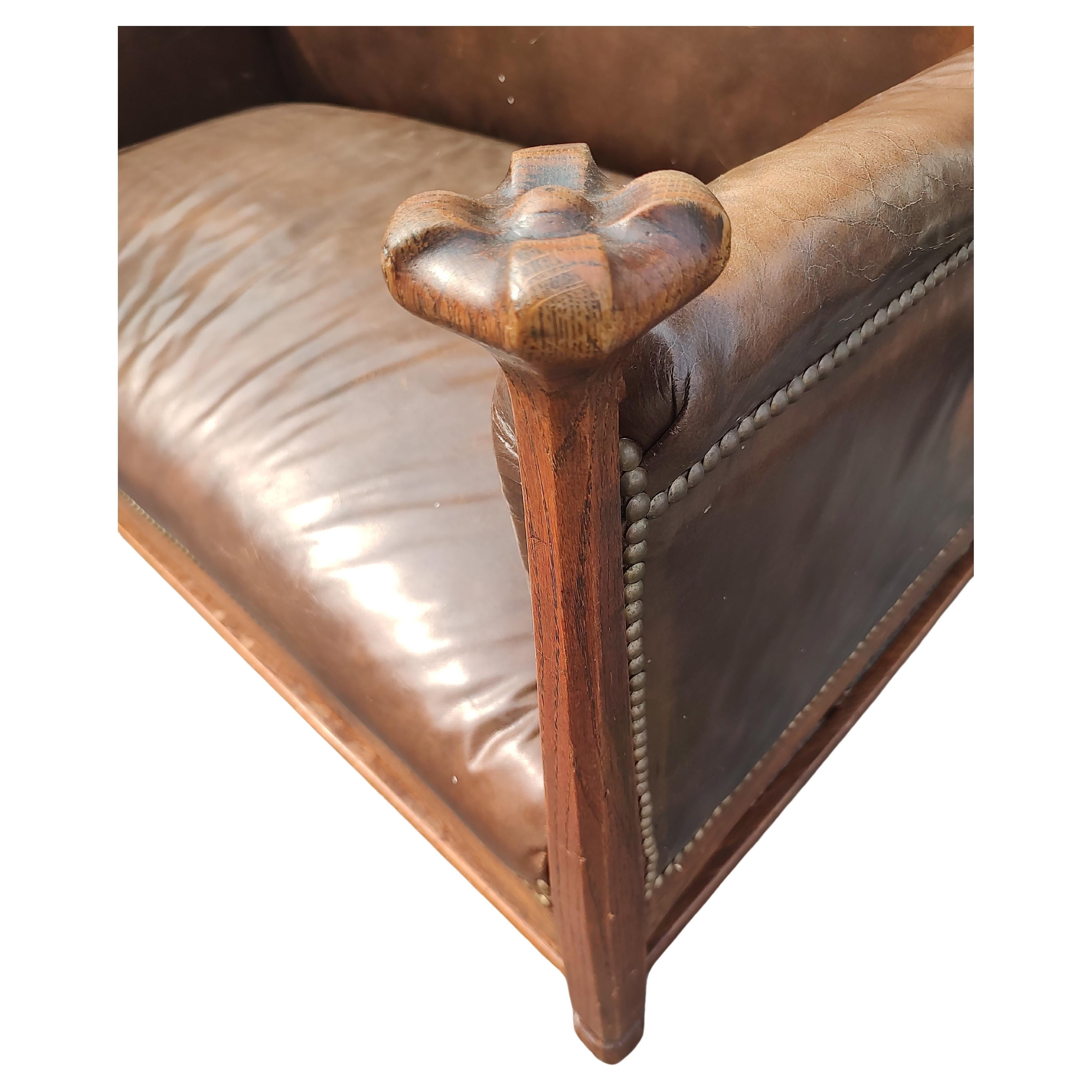 Scottish Arts and Crafts Loveseat aus Leder und Eiche, Wylie & Lochhead zugeschrieben im Zustand „Gut“ im Angebot in Port Jervis, NY