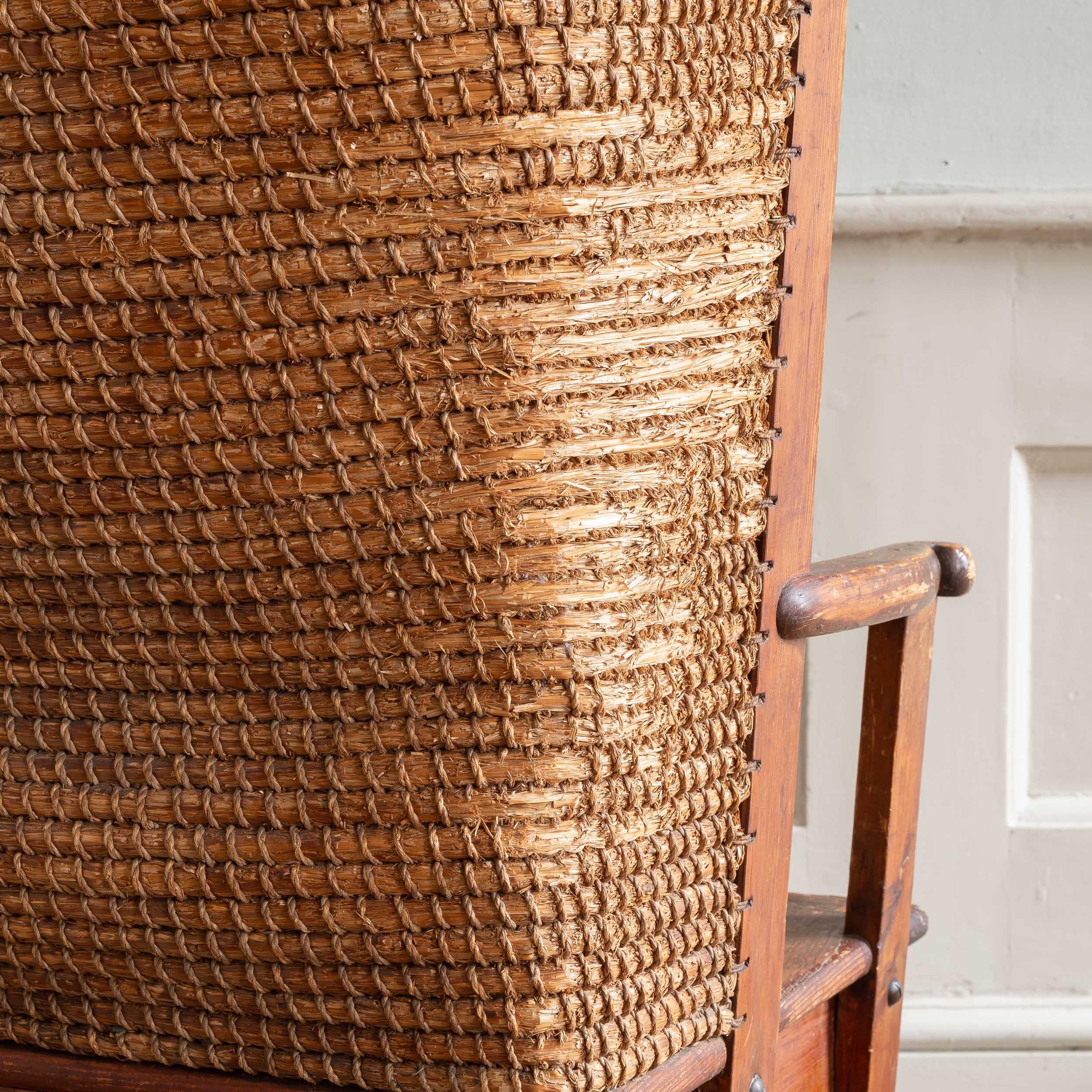 Liberty's Arts and Crafts 'Stronza' Orkney Chair, nach Art der Stühle aus der Werkstatt von David Munro Kirkness, Kiefer, Seegras und Binsen, Schottland um 1900, früher im Besitz des Filmregisseurs (Victor) Gareth Gundry.
