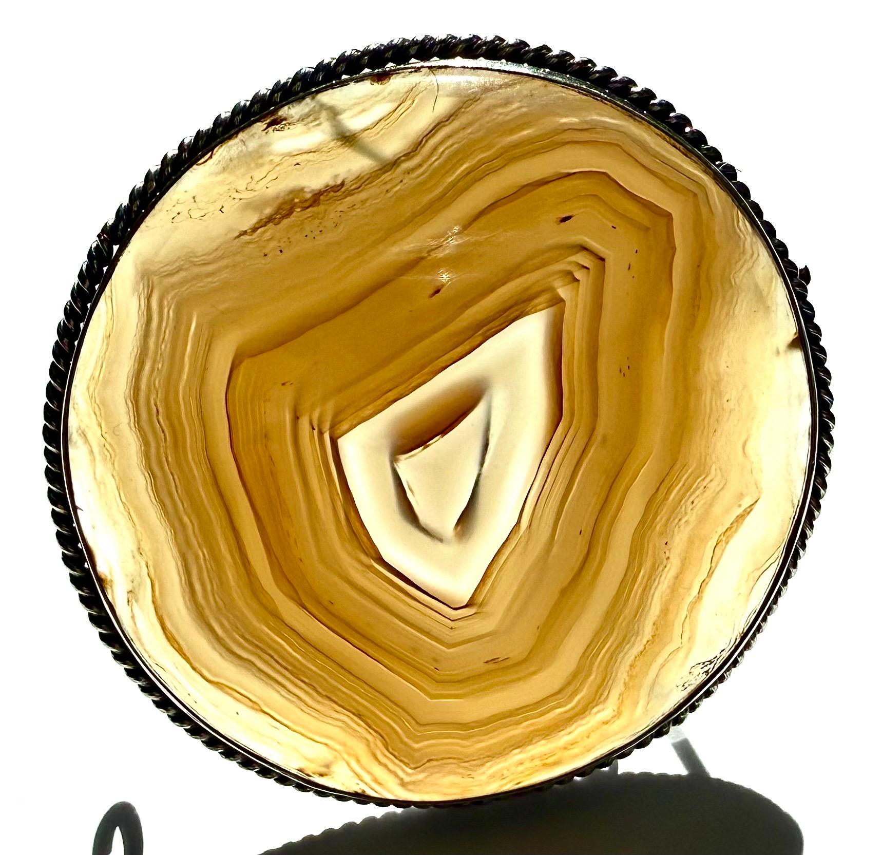Wunderschöne Brosche aus schottischem Achat, gefasst in Sterlingsilber, wahrscheinlich aus der viktorianischen Zeit (1837-1901). Achat ist eine mikrokristalline Varietät von Quarz, die für ihre bunten Bänder und Muster bekannt ist. Vor allem