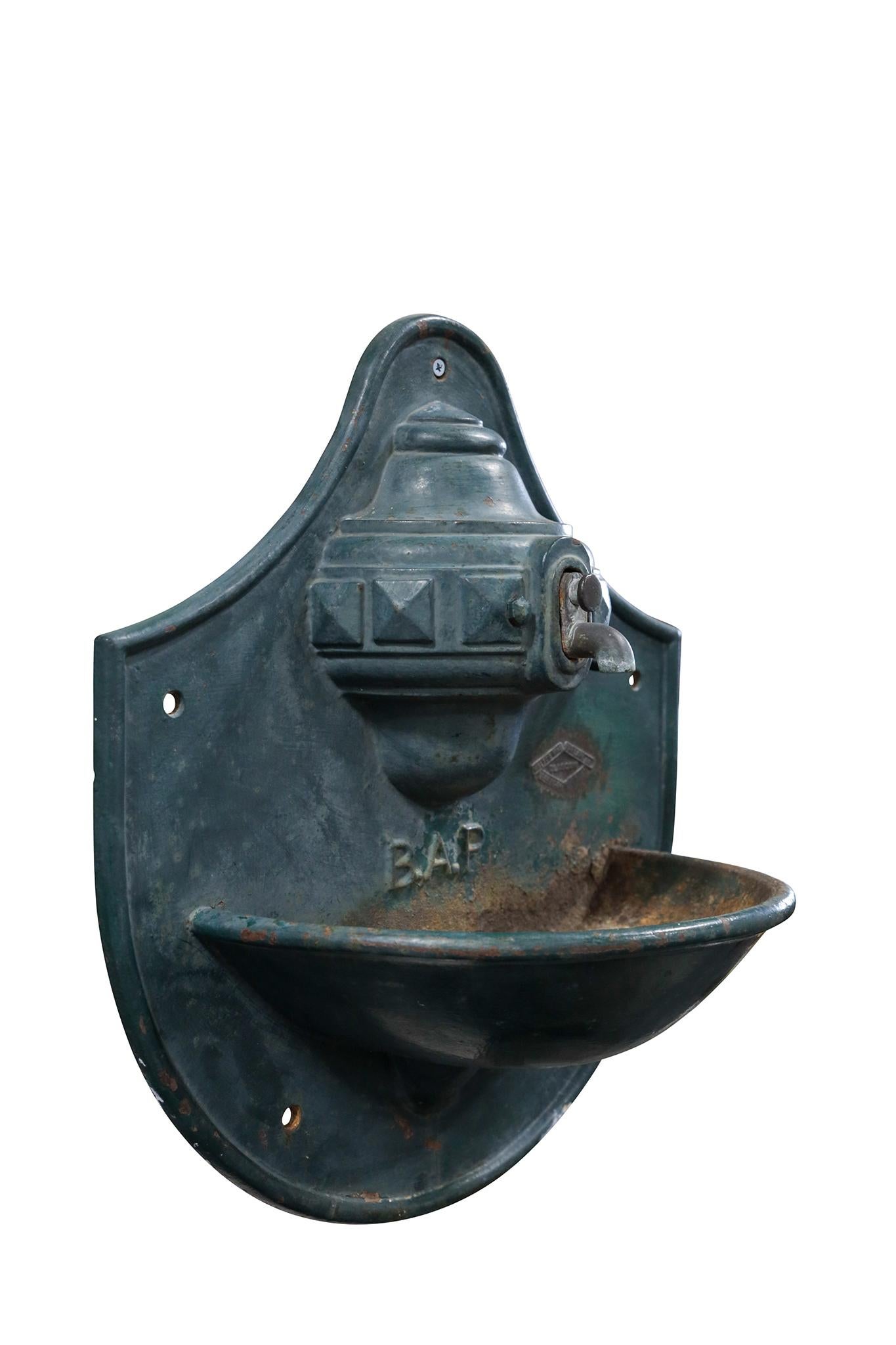 Argentin Scottish Cast Iron Garden Wall Fountain en vente