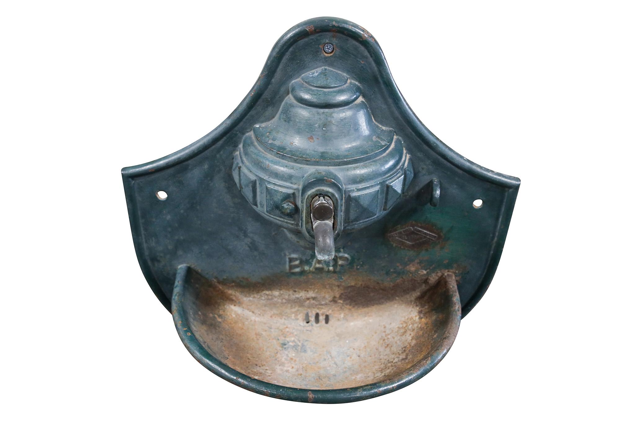 Scottish Cast Iron Garden Wall Fountain Bon état - En vente à Round Top, TX