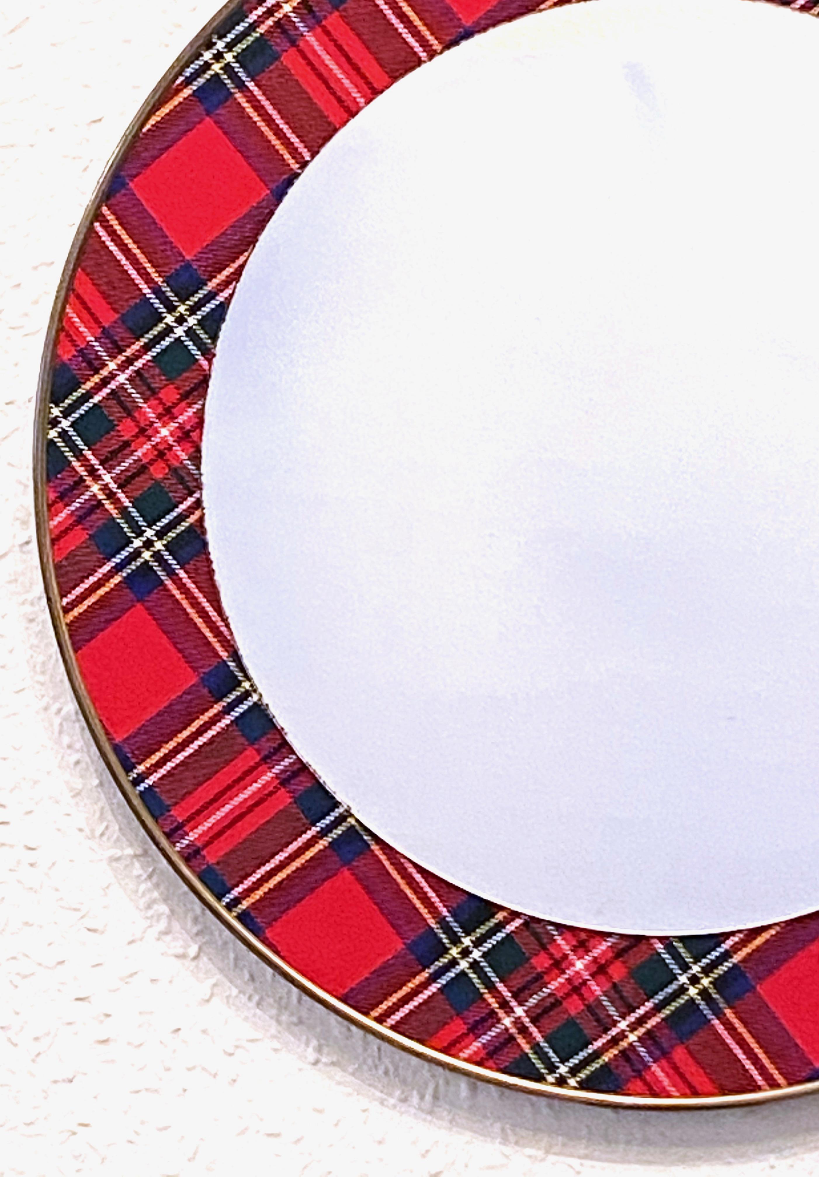 Atemberaubender Mid-Century Modern Wandspiegel im schottischen Clan Tartan Design. Zeigen Sie Ihre Familienrouten. Der Wandspiegel hat ein schönes Design und verleiht einem Raum eine eklektische Note. Der Spiegel selbst hat einen Durchmesser von ca.