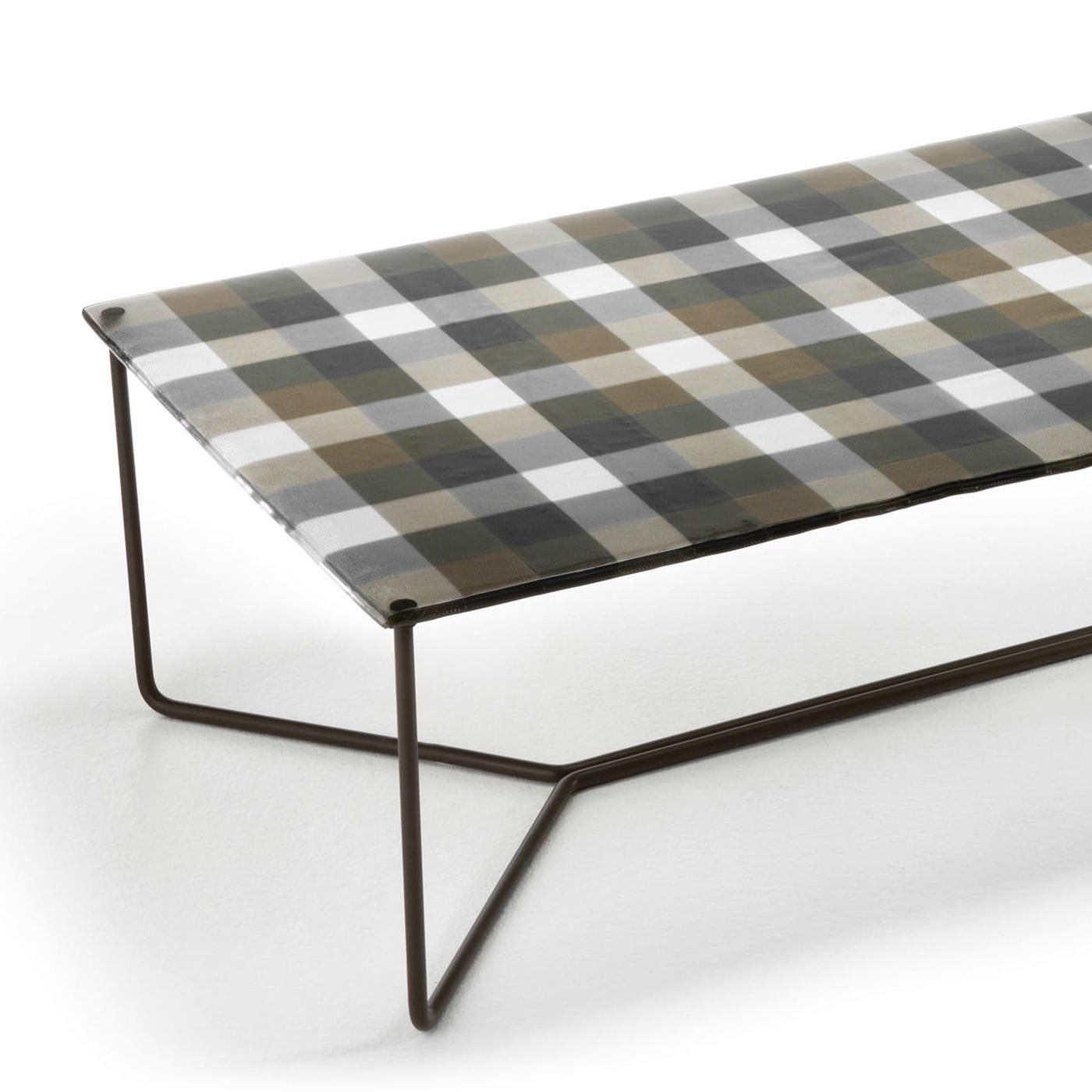 Coffee table Scottish with multicolored glass top
with tiles pattern and metal base opaque titanium finish.
Any slight trace and superficial depression, irregularity of
the perimeter and small air bubble inside the glass sheet
are distinctive
