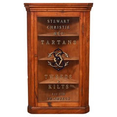 Armoire d'angle écossaise Stewart Christie Edinburgh Kilt Shop