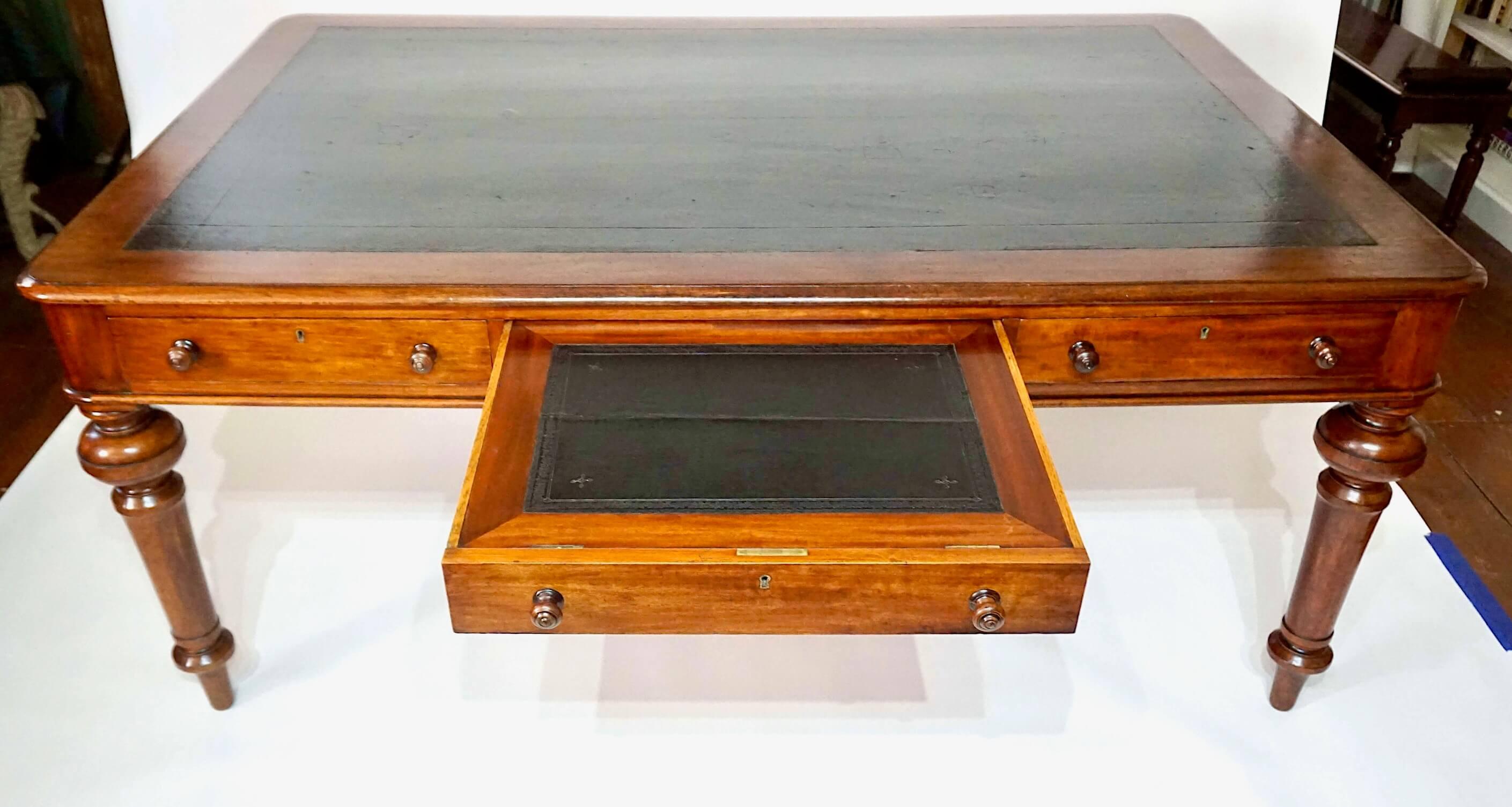 Scottish Double-Sided Mahogany Library Table of Large Scale, circa 1875 For Sale 3