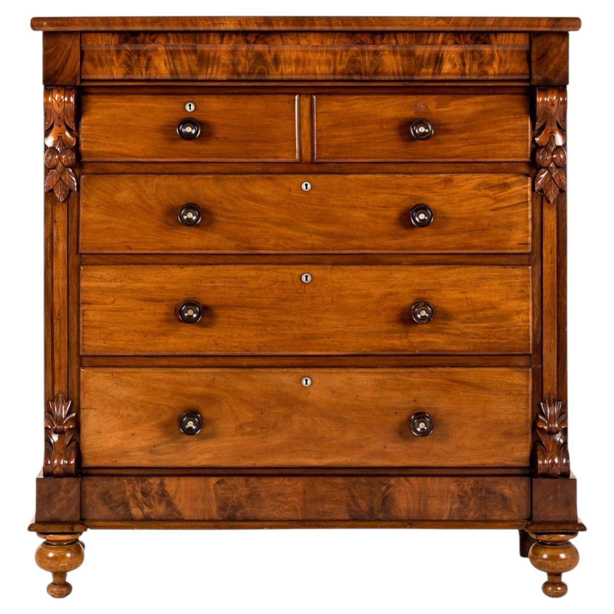 Commode écossaise en acajou flammé