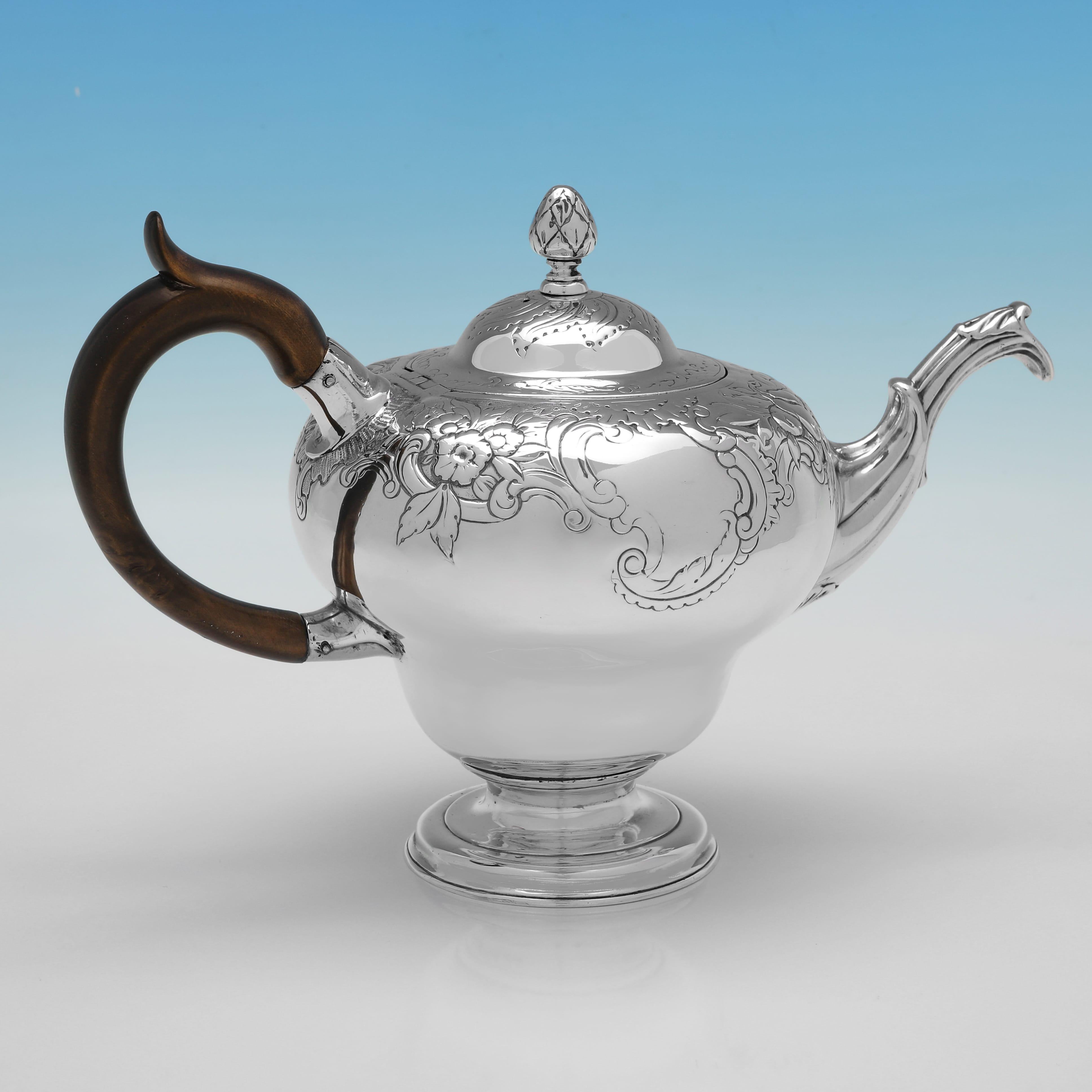 Con marchio di fabbrica di Lothian & Robertson a Edimburgo nel 1759, questa meravigliosa teiera antica in argento sterling di George II ha una forma a pera rovesciata e presenta decorazioni a cesello di ispirazione rococò, un manico in legno e un