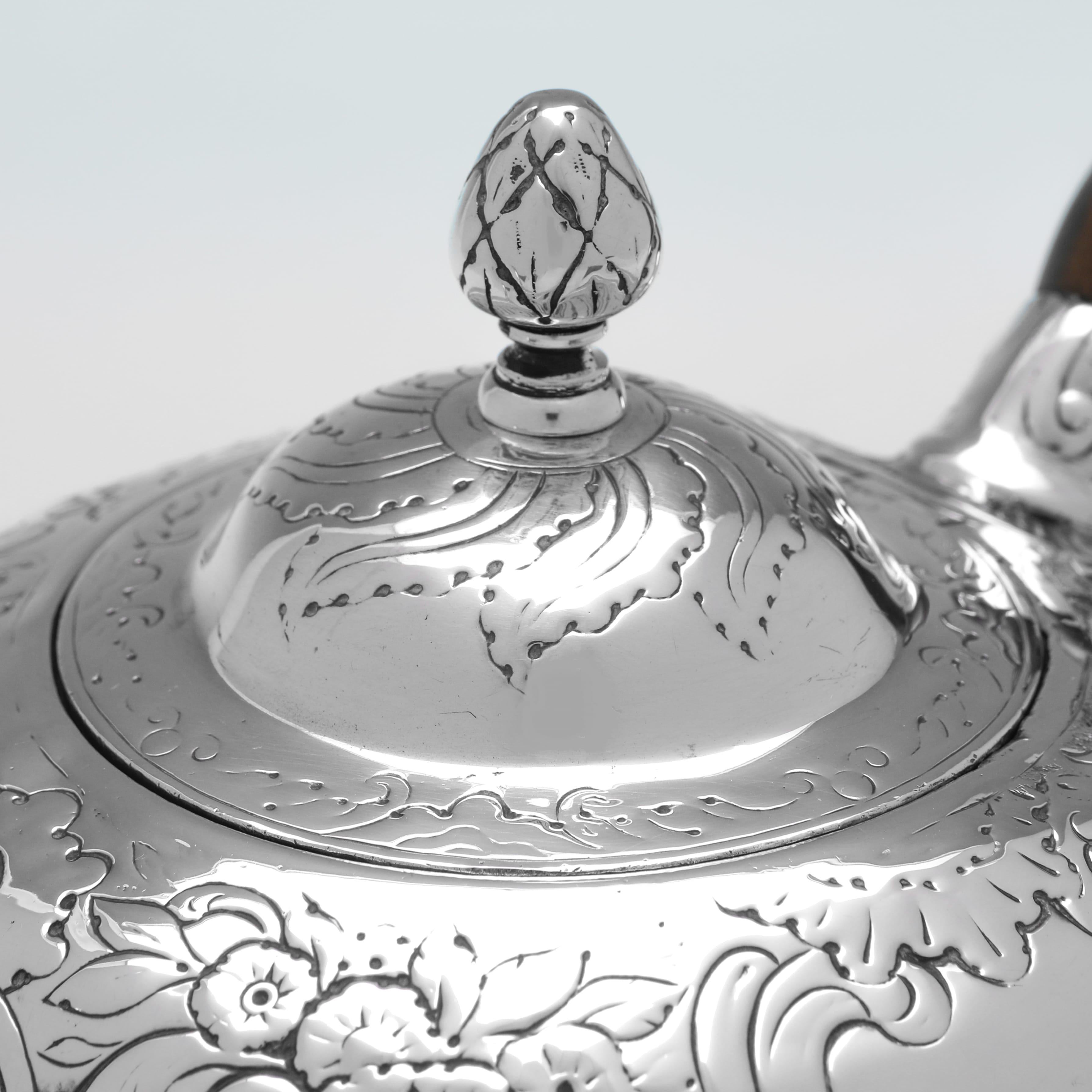 Teiera scozzese in argento rococò del periodo di Giorgio II - Edimburgo 1759 In condizioni buone in vendita a London, London
