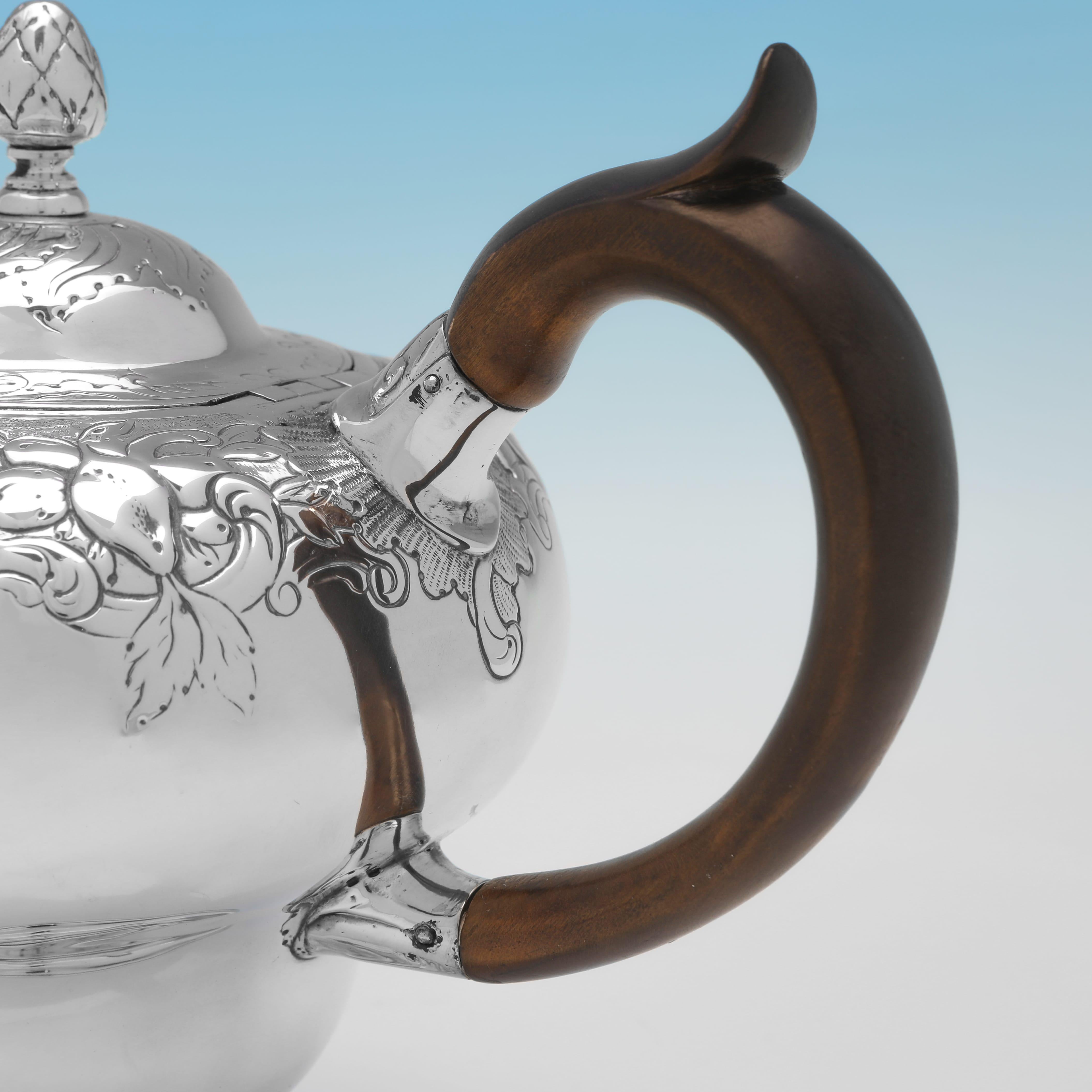 Metà XVIII secolo Teiera scozzese in argento rococò del periodo di Giorgio II - Edimburgo 1759 in vendita