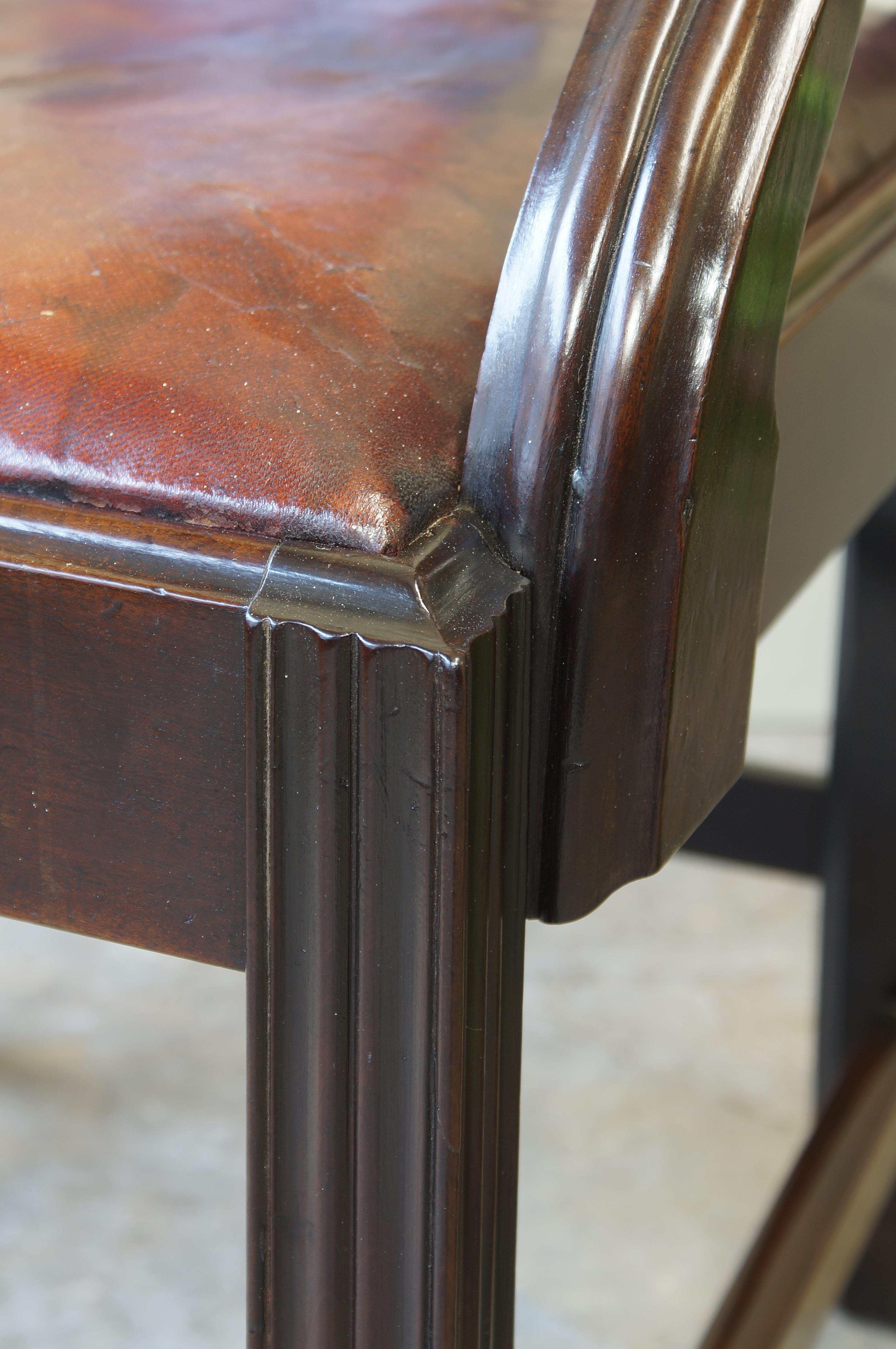 Un beau et rare fauteuil en bois de laurier de George III, de grandes proportions et d'une bonne couleur et patine. Il est doté d'une traverse supérieure bien façonnée, d'un dosseret façonné et fretté et de bras bien façonnés qui s'intègrent
