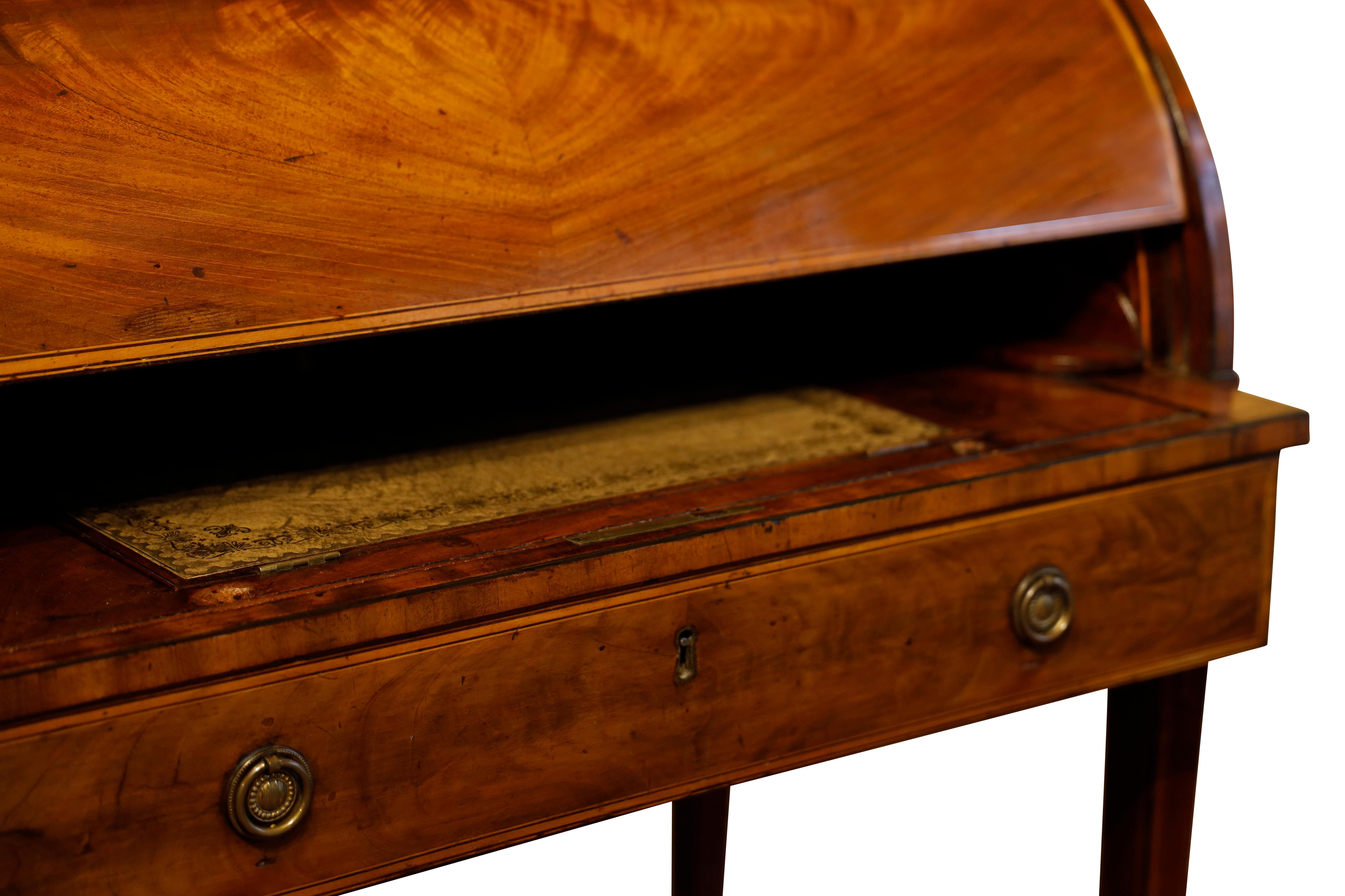 Scottish, George III Mahogany and Sycamore Banded Cylinder Bureau In Excellent Condition For Sale In Woodbury, CT