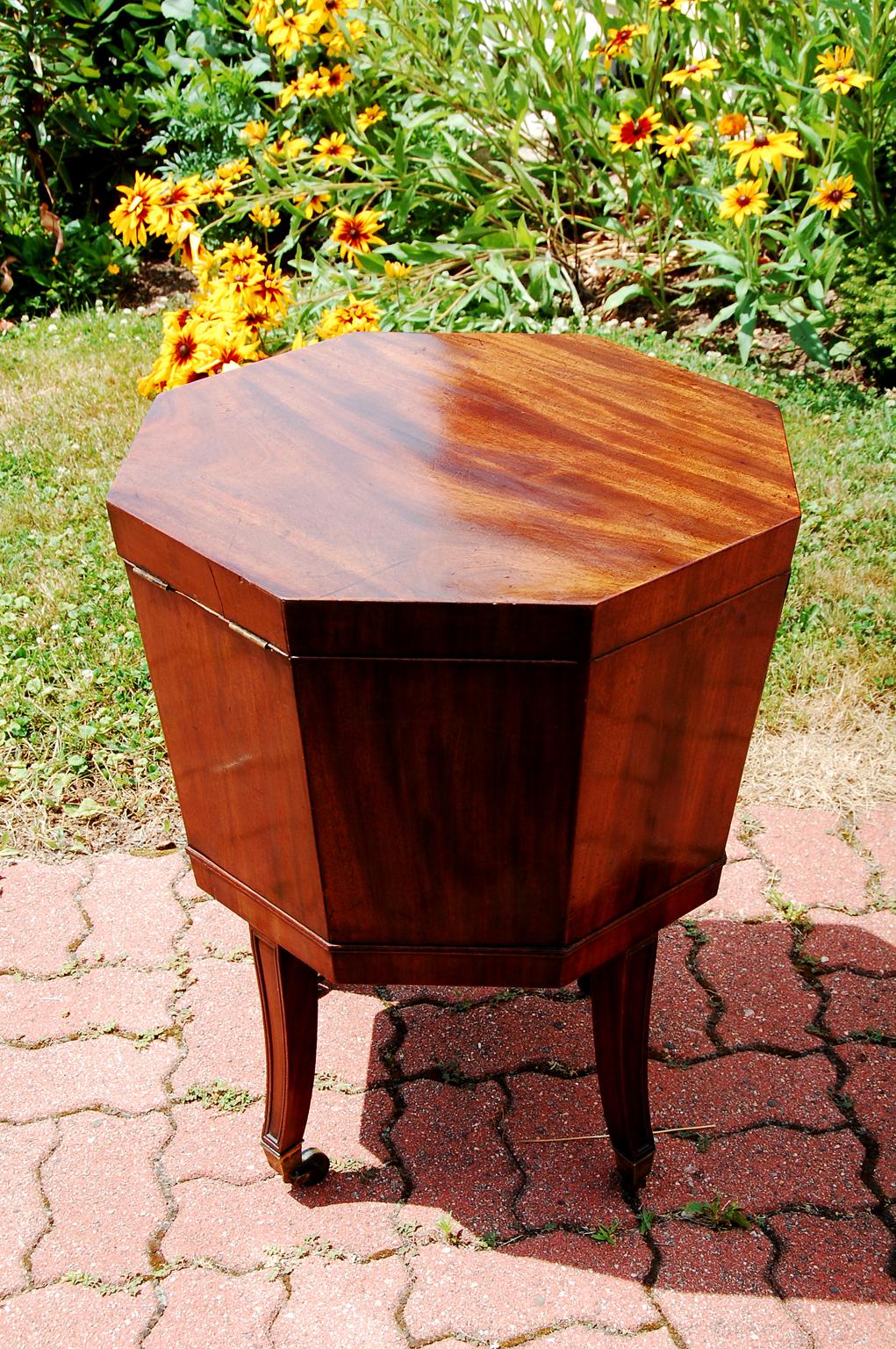 Scottish Georgian Mahogany Octagonal Cellarette on Original Tapered Shaped Legs In Good Condition For Sale In Wells, ME