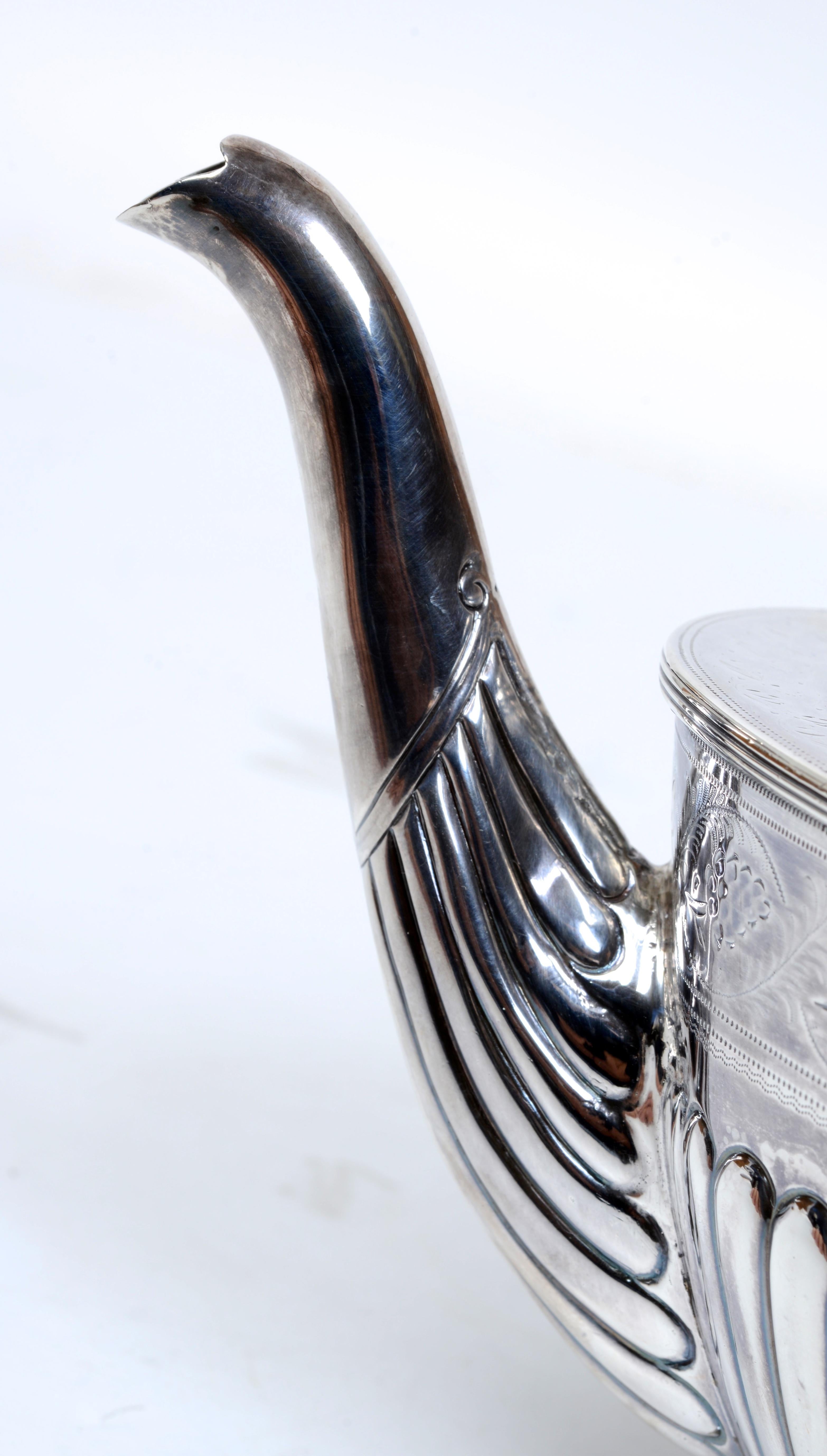 Théière ovale écossaise géorgienne en argent sterling par Alexander Gardner & Co, Édimbourg vers 1800. Alexander Gardner & Co a déposé sa marque en 1797. C'est le nouveau nom commercial qui a été formé lorsque Alexander Gardner a repris son fils