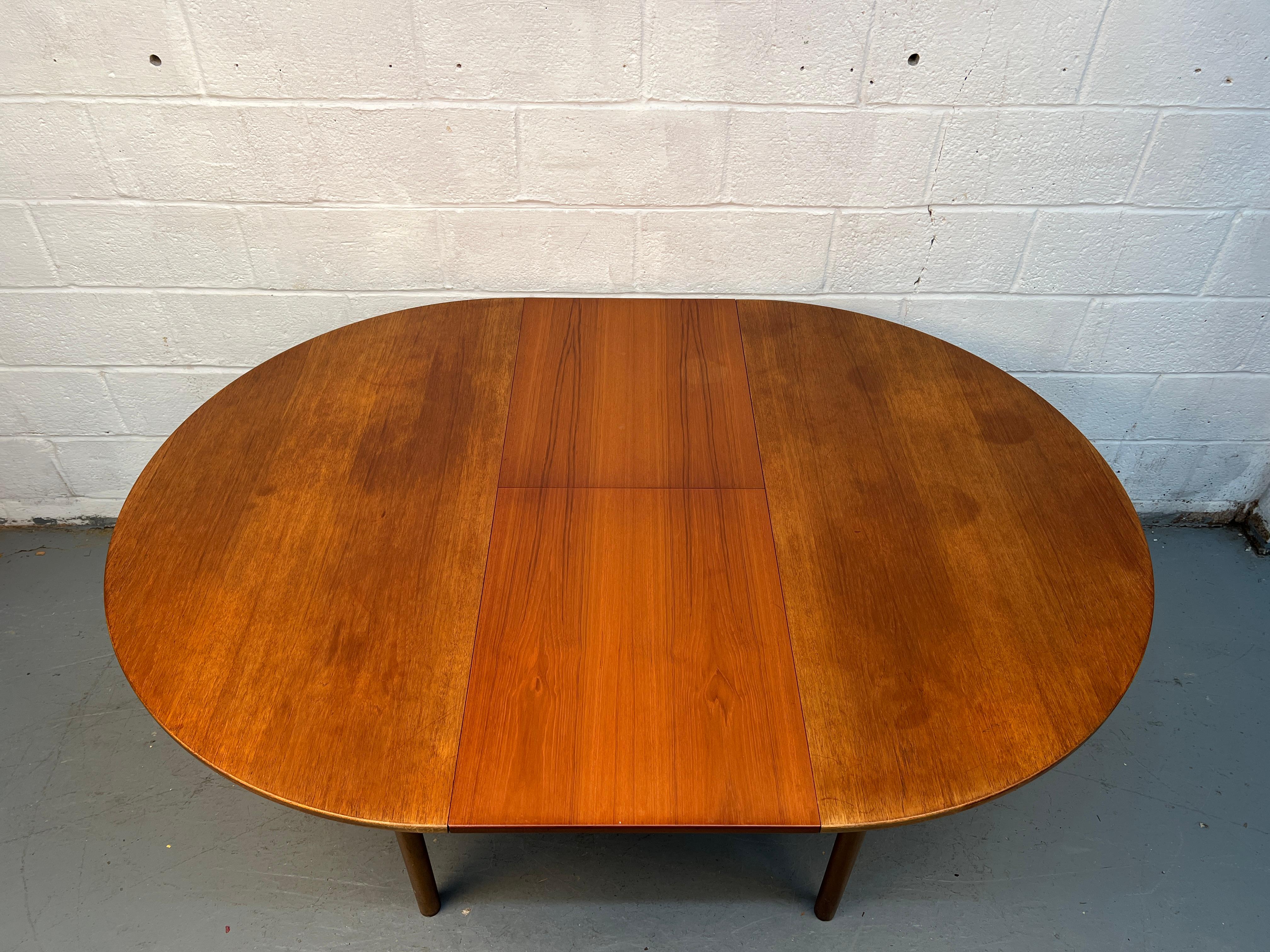 Scottish Mid-Century Modern Teak Circular Table with Leaf by A. H. McIntosh & Co in vendita 4