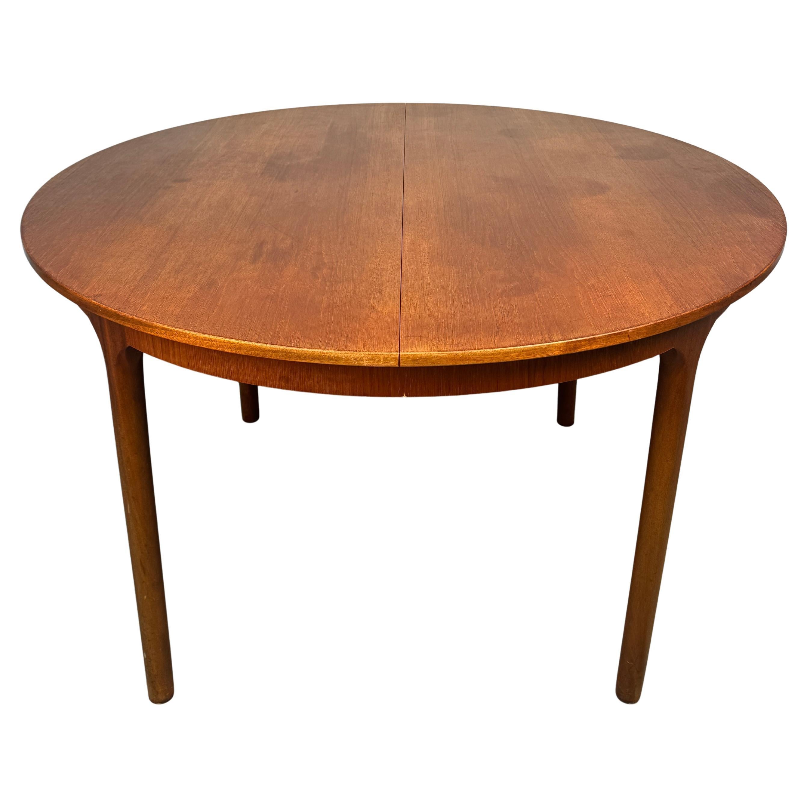 Scottish Mid-Century Modern Teak Circular Table with Leaf by A. H. McIntosh & Co in vendita