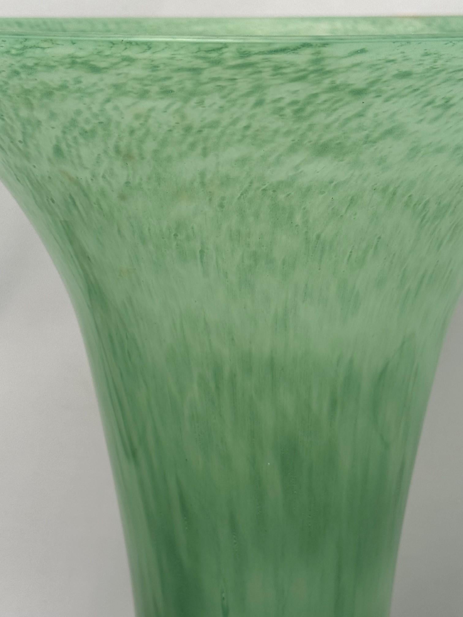Vase écossais Monart vert Excellent état - En vente à Montreal, QC