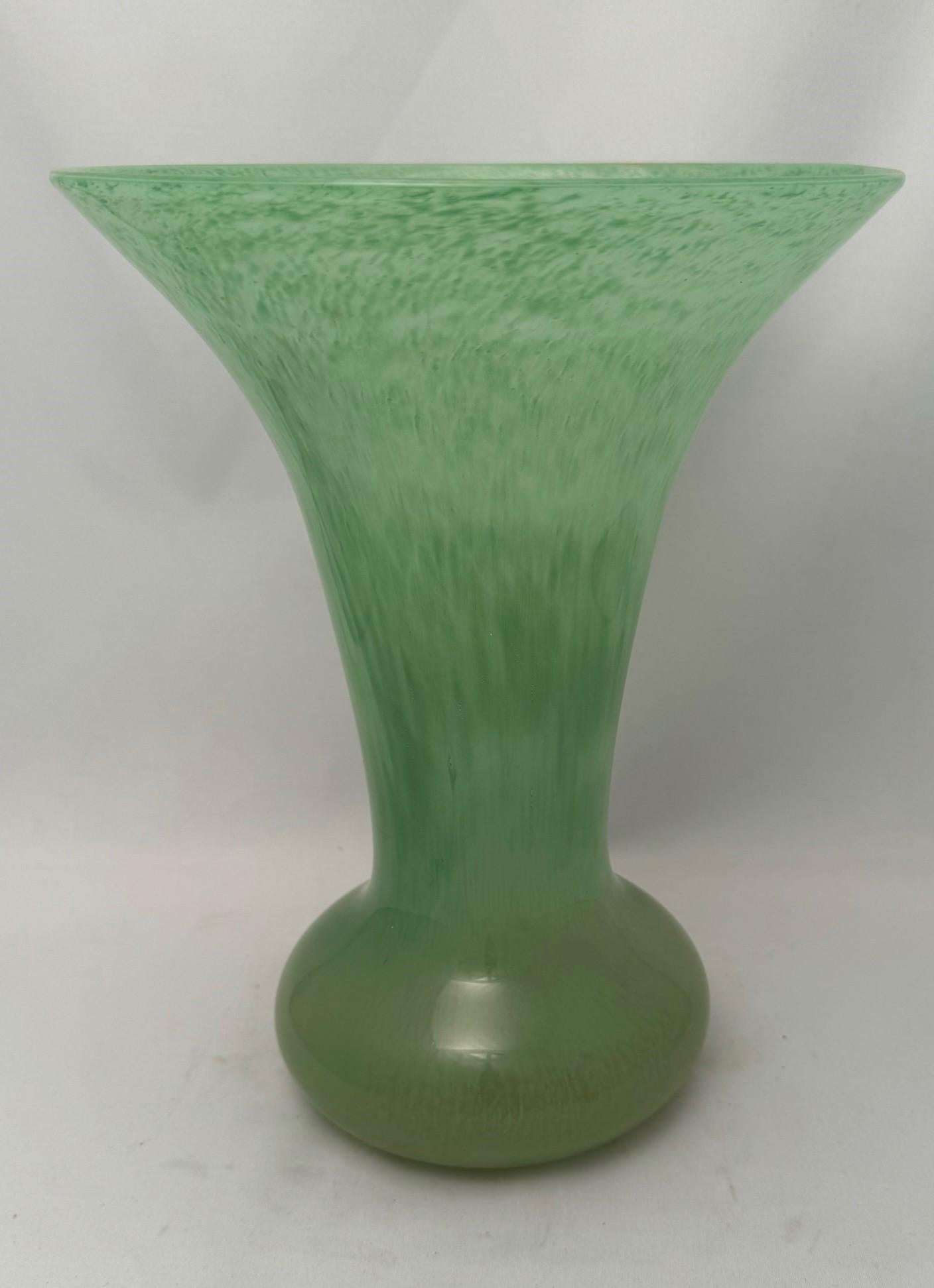 Scottish Monart Green Art Glass Vase In Excellent Condition For Sale In Montreal, QC