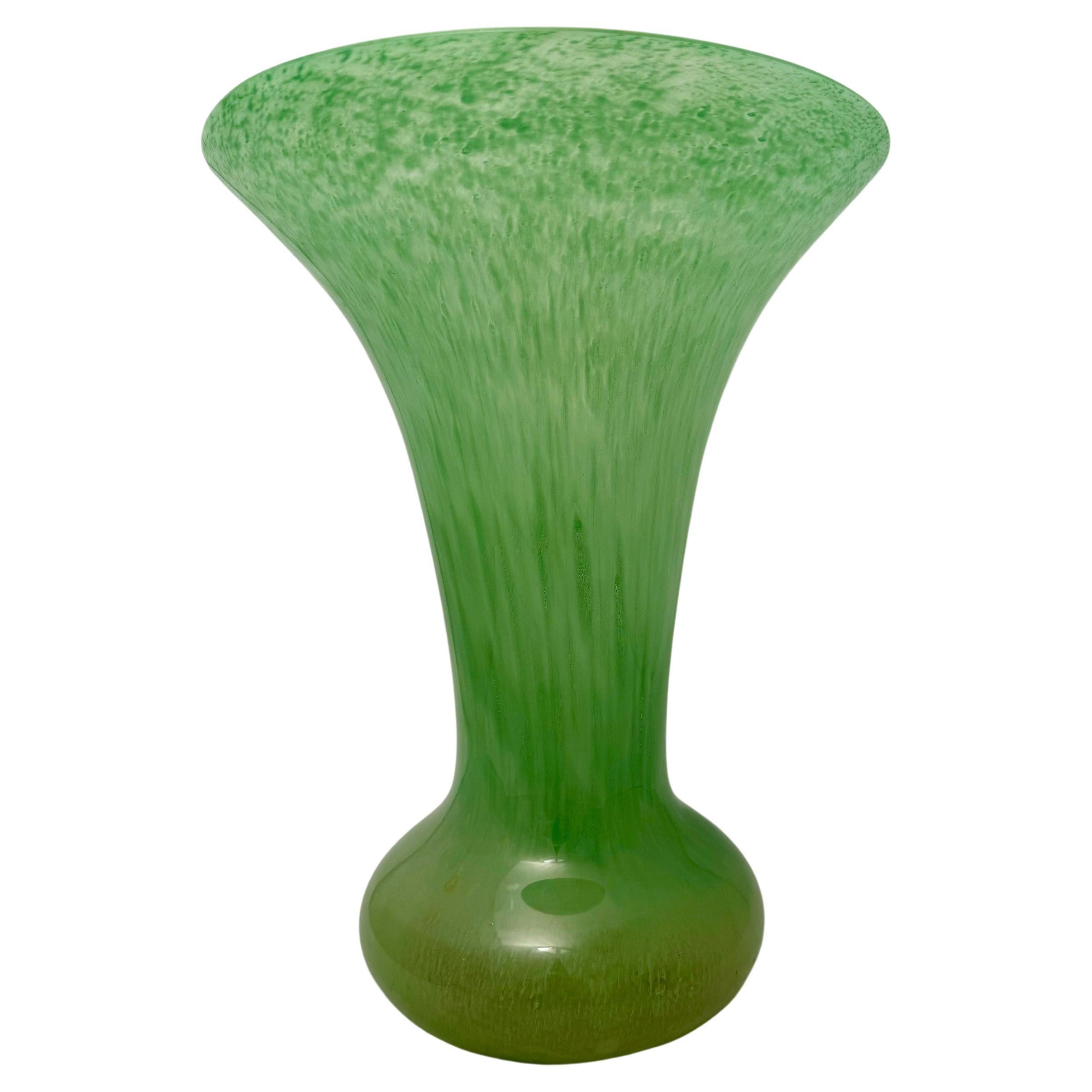 Schottische Monart-Vase aus grünem Kunstglas