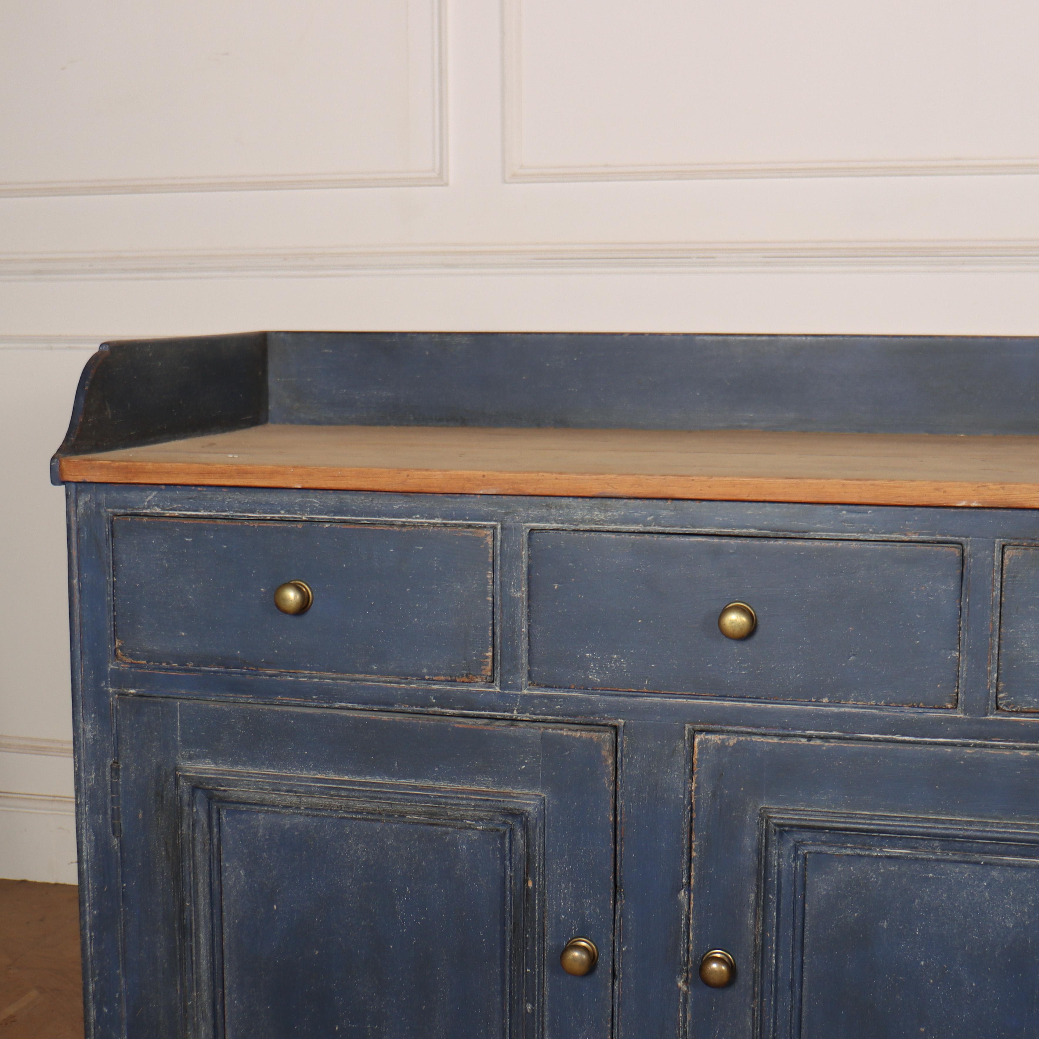 Good 19th C painted pine Scottish dairy dresser. 1830.

Height to worktop is 37