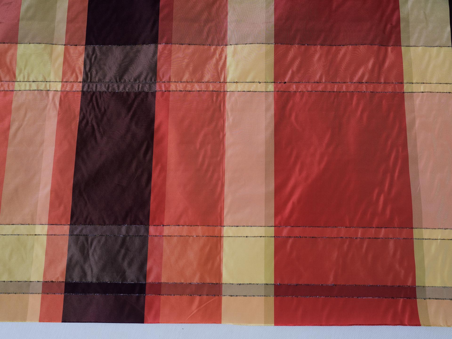 Beautiful taffeta from the famous Turin company Avigdor: perfect for an elegant curtain that laterally enriches a long light curtain.
With a good price for closing activities.


ref. T/261.