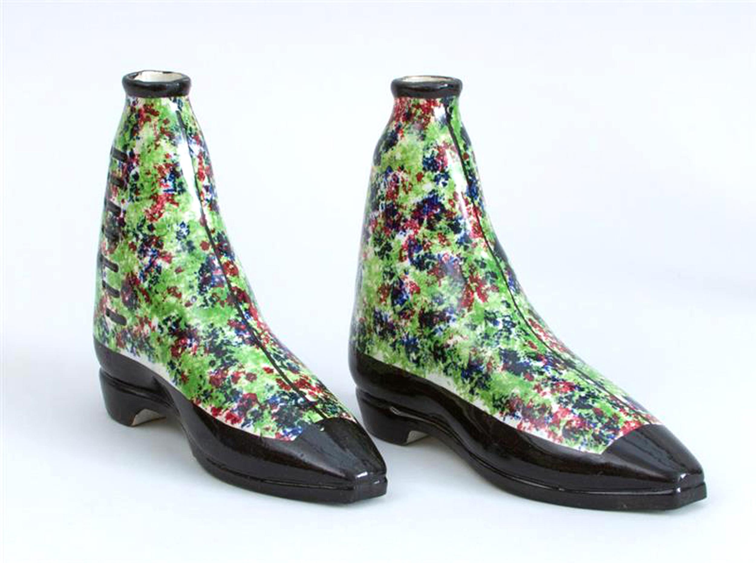 Schottisches Keramikgeschirr in Form von Stiefeln mit gesponnenem Geist im Zustand „Hervorragend“ im Angebot in Downingtown, PA