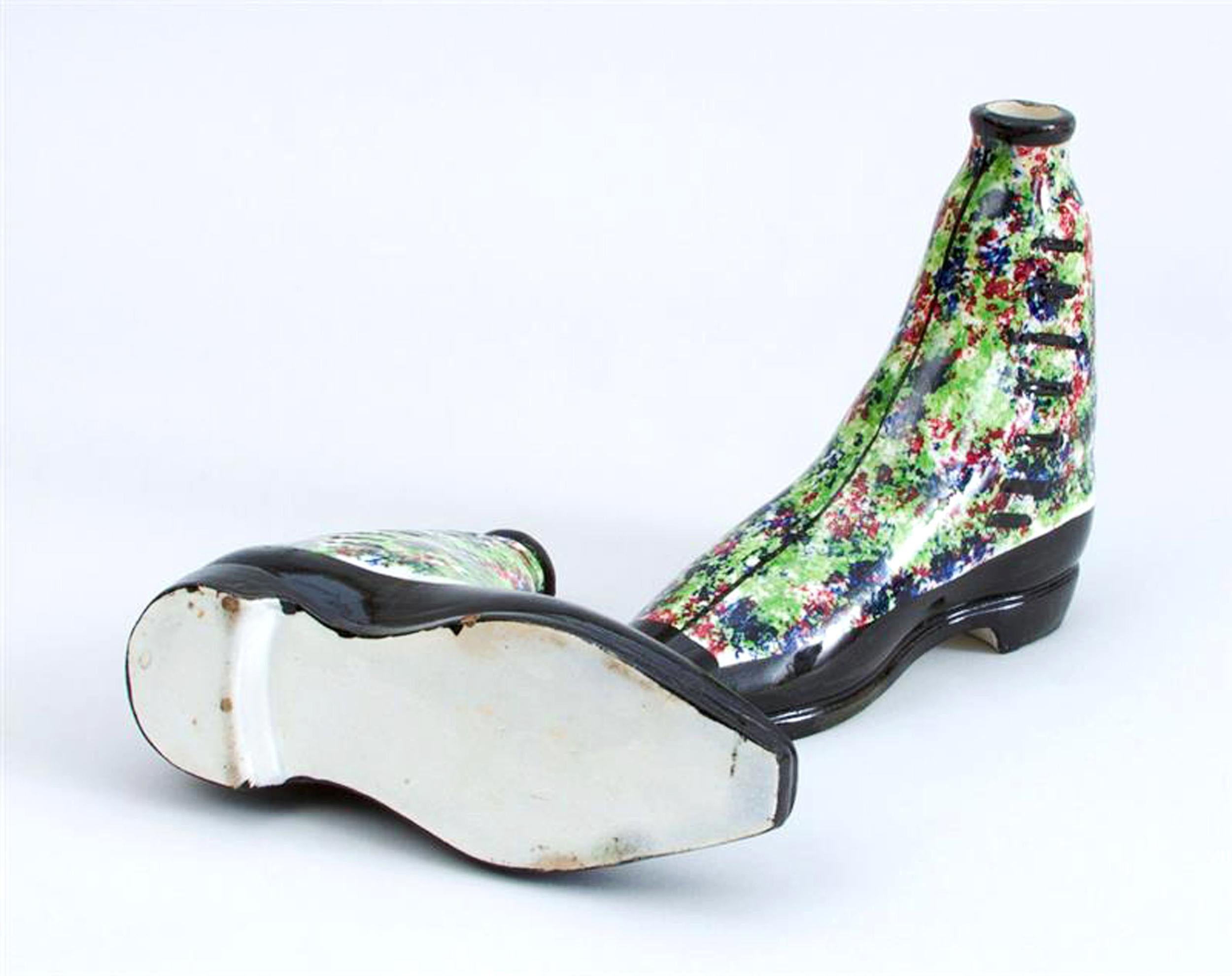 Schottisches Keramikgeschirr in Form von Stiefeln mit gesponnenem Geist im Angebot 1