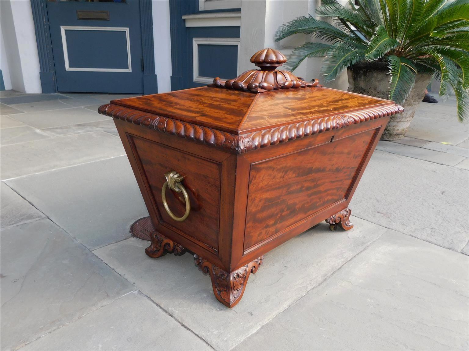 Scottish Regency Mahogany Hinged Cellarette with Original Lead Liner, Circa 1810 In Excellent Condition For Sale In Hollywood, SC