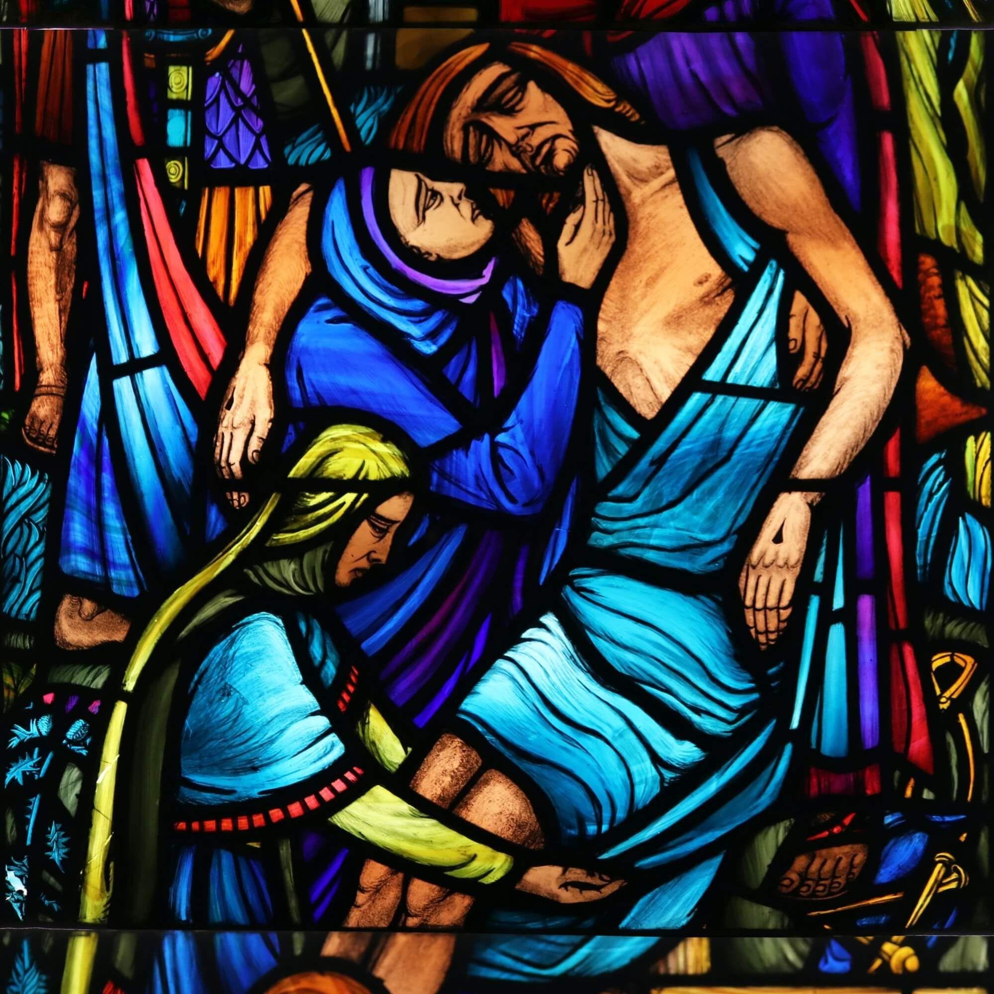 Ein lebhaftes Kirchenfenster, das eine religiöse Szene aus der Mitte des 20. Dieses wunderschöne Glasfenster ist eines von vier, die wir zum Verkauf anbieten. Es wurde ursprünglich in der ehemaligen Pfarrkirche in Glenlivet, Schottland, installiert