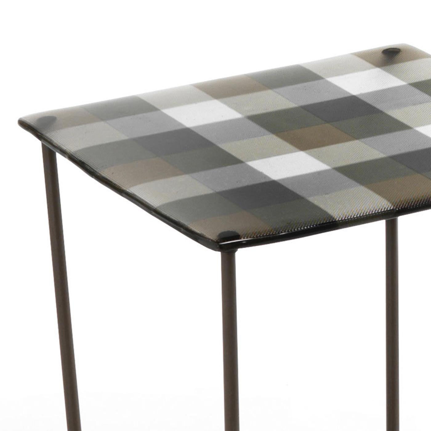 Side table Scottish with multicolored glass top
with tiles pattern and metal base opaque titanium finish.
Any slight trace and superficial depression, irregularity of 
the perimeter and small air bubble inside the glass sheet
are distinctive