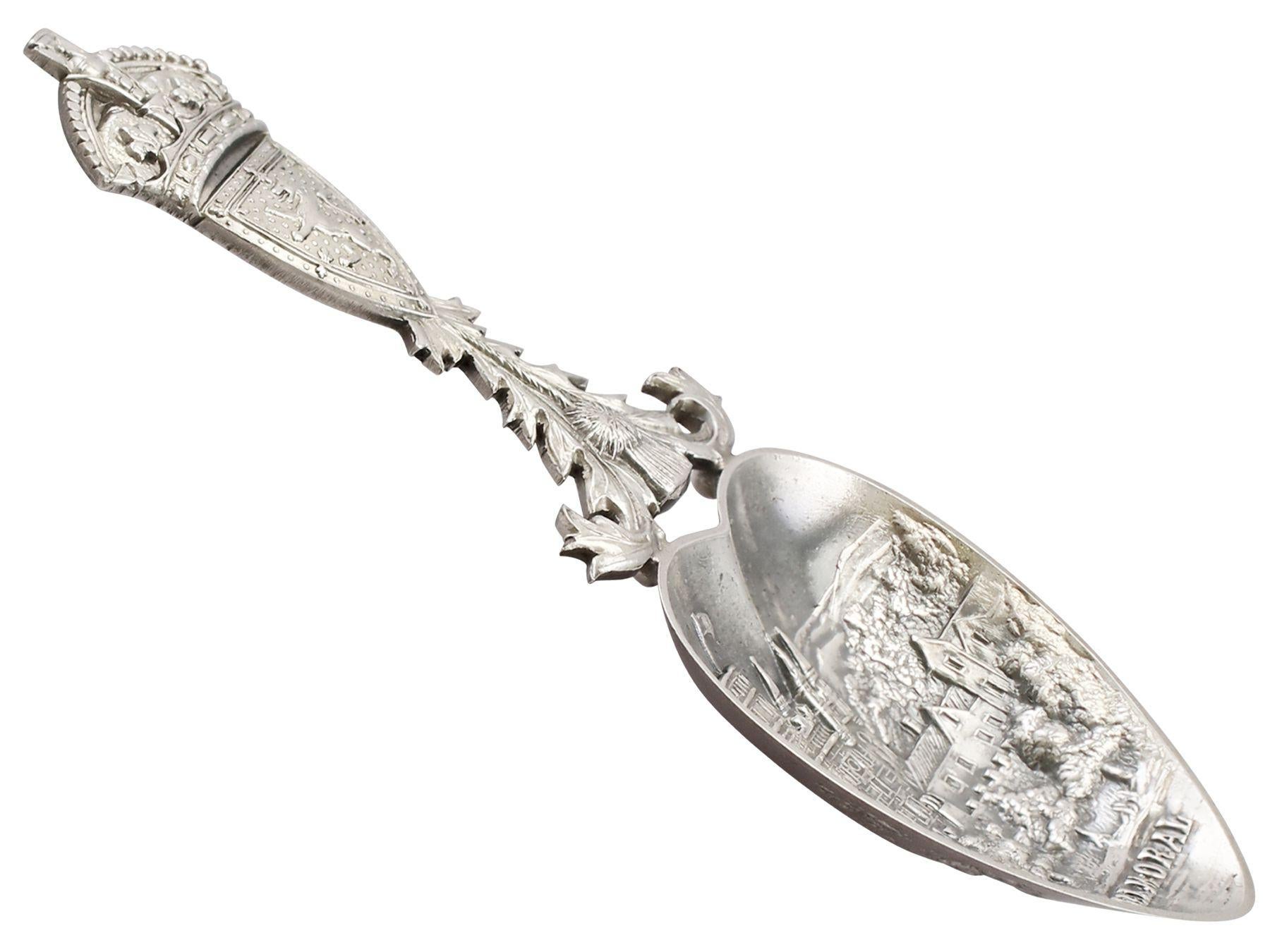 An exceptional, fine and impressive, unusual antique George V Scottish sterling silver caddy spoon; an addition to our teaware collection.

This exceptional antique George V Scottish sterling silver caddy spoon has a heart shaped bowl.

The