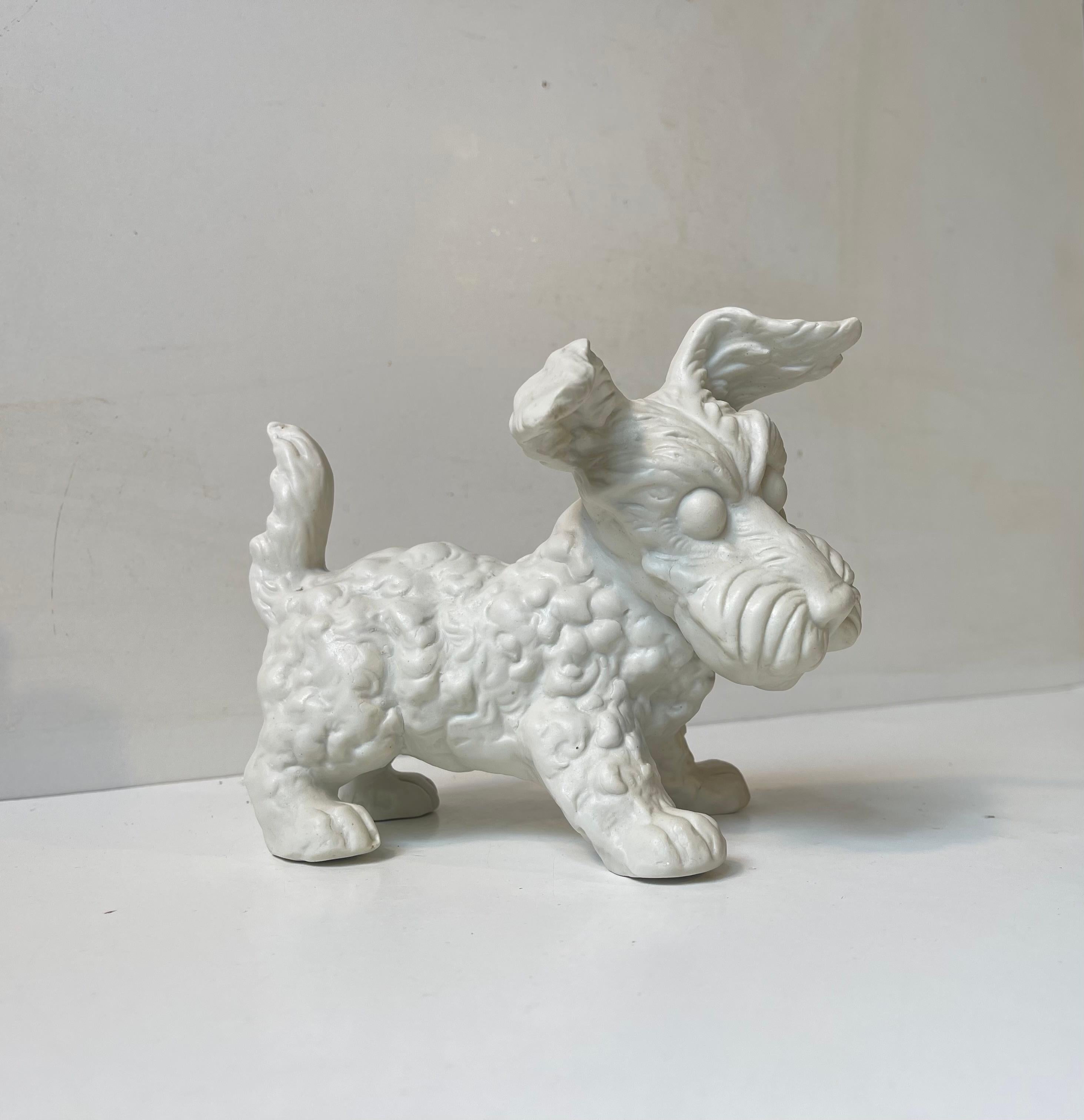 Lebensechte Figur eines weißen Scottish Terriers/Aberdeen Terriers. Sie ist aus weißem Biskuitporzellan gefertigt und gegossen. Dies ist das große Format von Schaubach Kunst in Deutschland - ca. 1950-60. Abmessungen: 17x11x14 cm.

Kostenloser