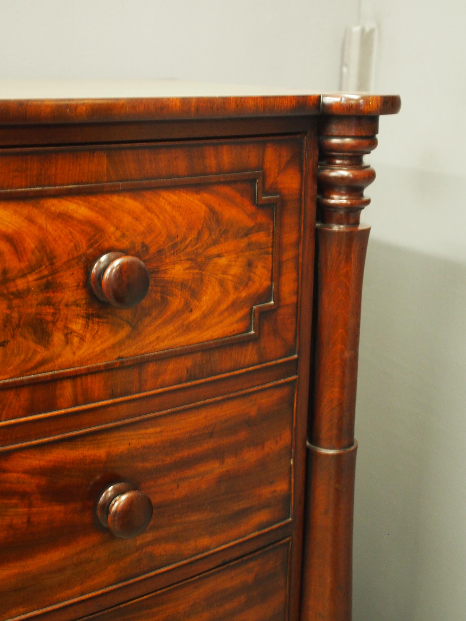 Scottish William IV Mahogany Bow Front Chest of Drawers In Good Condition For Sale In Edinburgh, GB