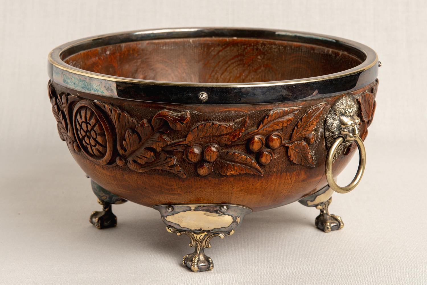 Original bowl for your table: for apples, hazelnuts, biscuits.
Not only wood engraved, but also with silver finishes.

ref. O/7478 -
  