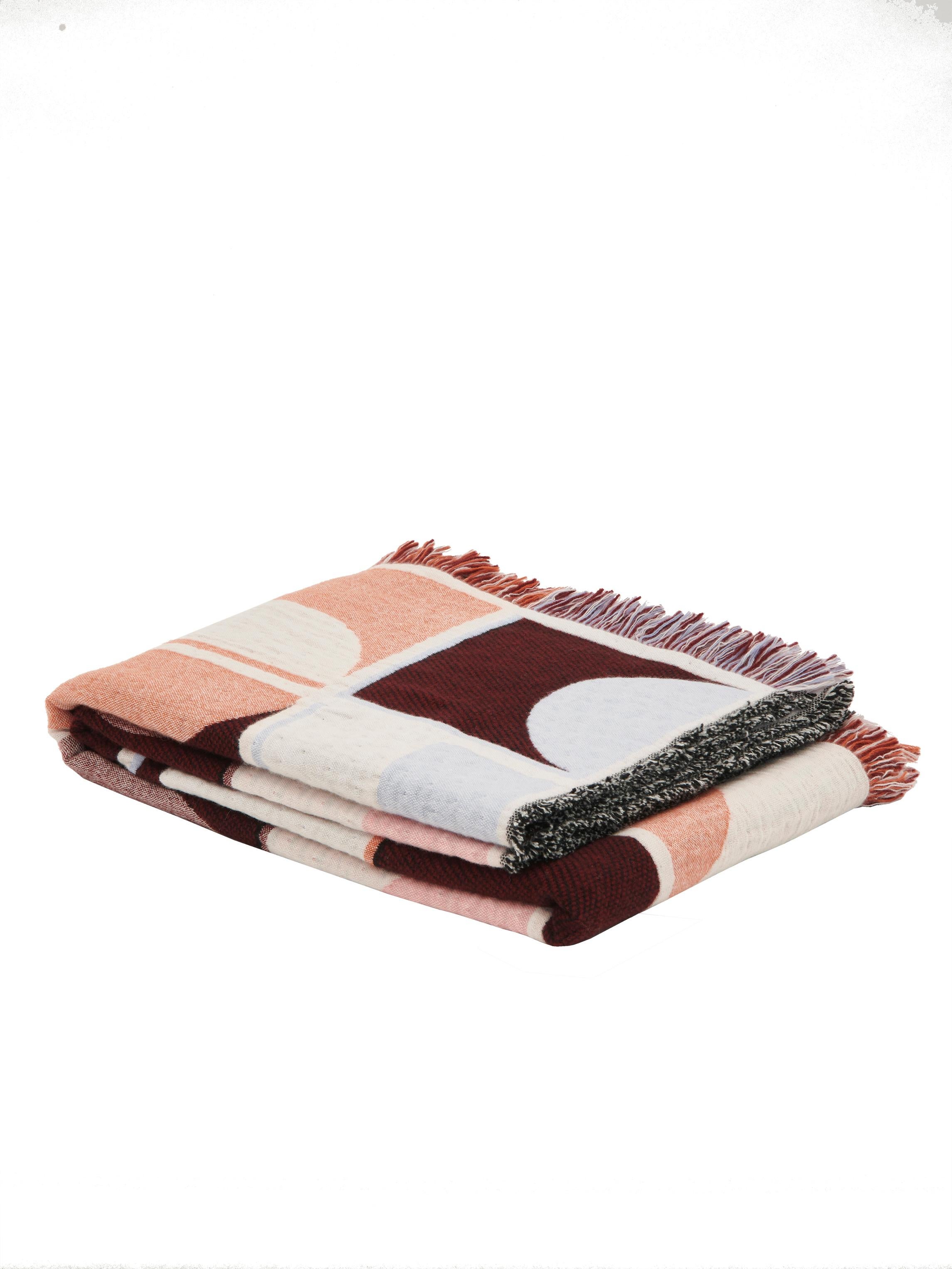 Coperta double-face 'Grid' in cashmere e lana d'agnello nei colori marrone e arancione di Granite + Smoke.

Le nostre coperte in cashmere e lana d'agnello sono realizzate da esperti artigiani in una storica tessitura del 1866 in Scozia. Tessuto su