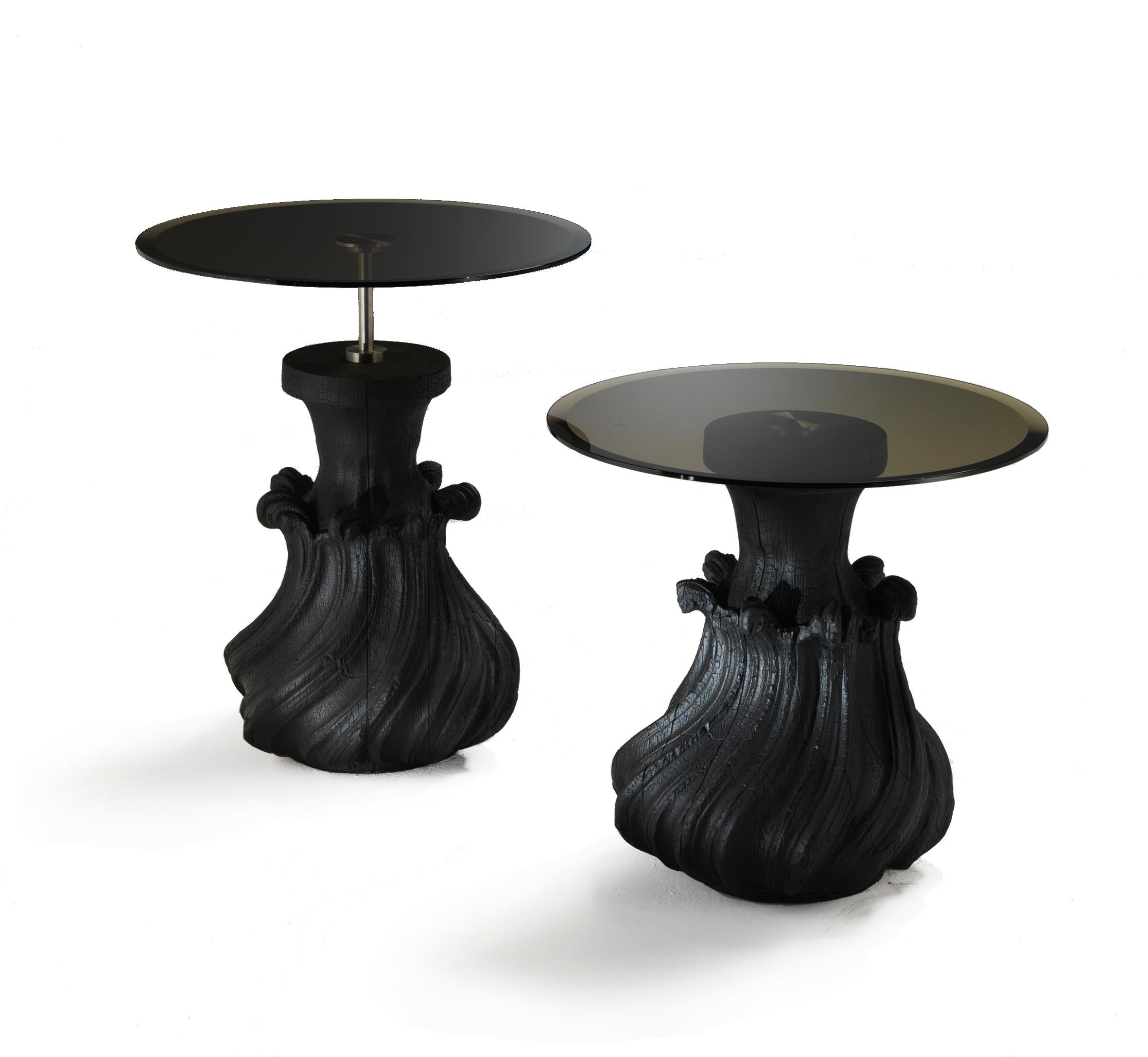 
Wir stellen den Scoubidou Cocktailtisch vor, eine Kreation des Visionärs Nigel Coates, die über das Gewöhnliche hinausgeht. Dieser Tisch ist nicht nur ein Möbelstück, sondern ein Kunstwerk, das Handwerkskunst und zeitgenössisches Design nahtlos