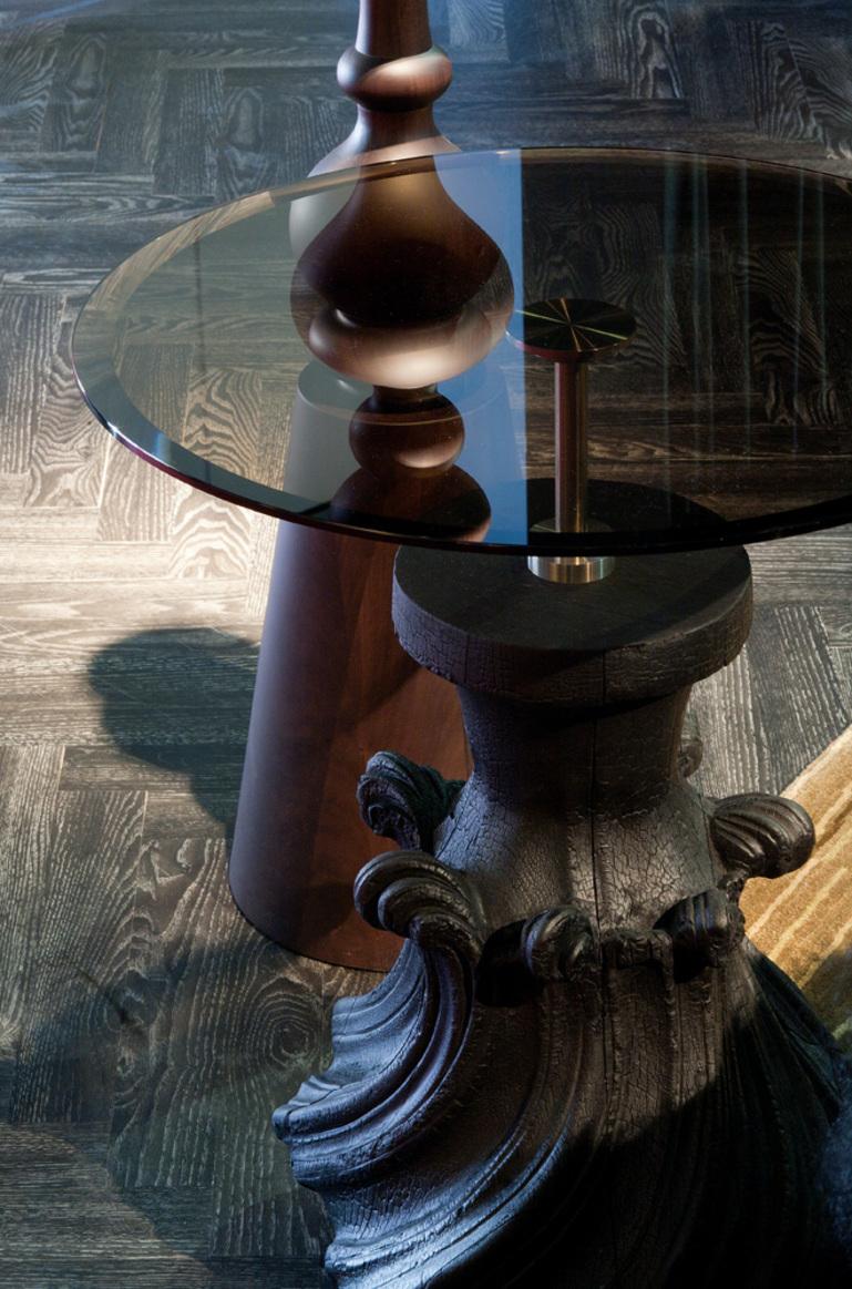 SCOUBIDOU-Cocktailtisch mit geschnitztem Sockel und bronzierter Spiegelplatte – schwarz gebrannt  (Bronziert) im Angebot