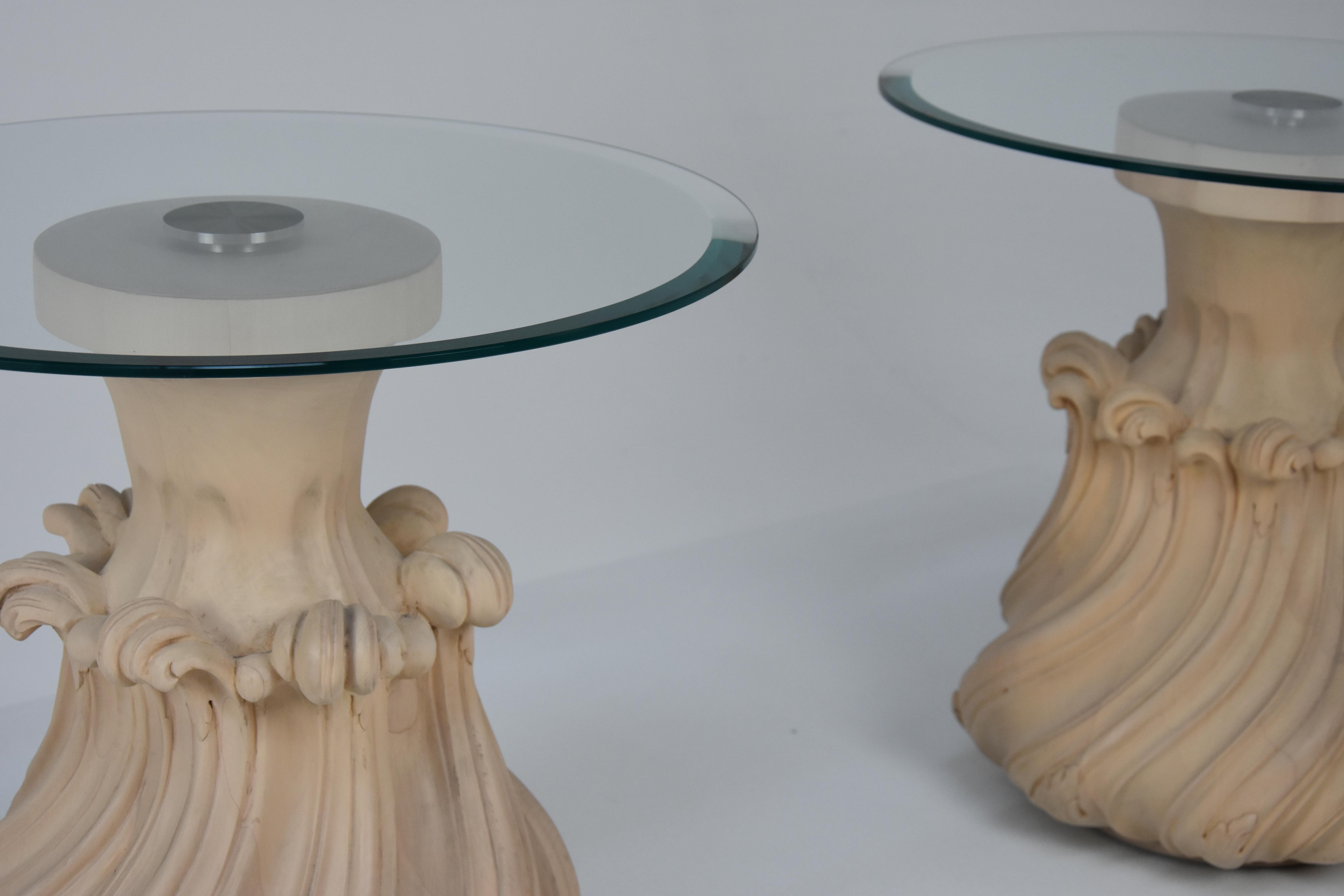 Acier inoxydable Table à cocktail Scoubidou grise avec base sculptée et plateau en verre en vente