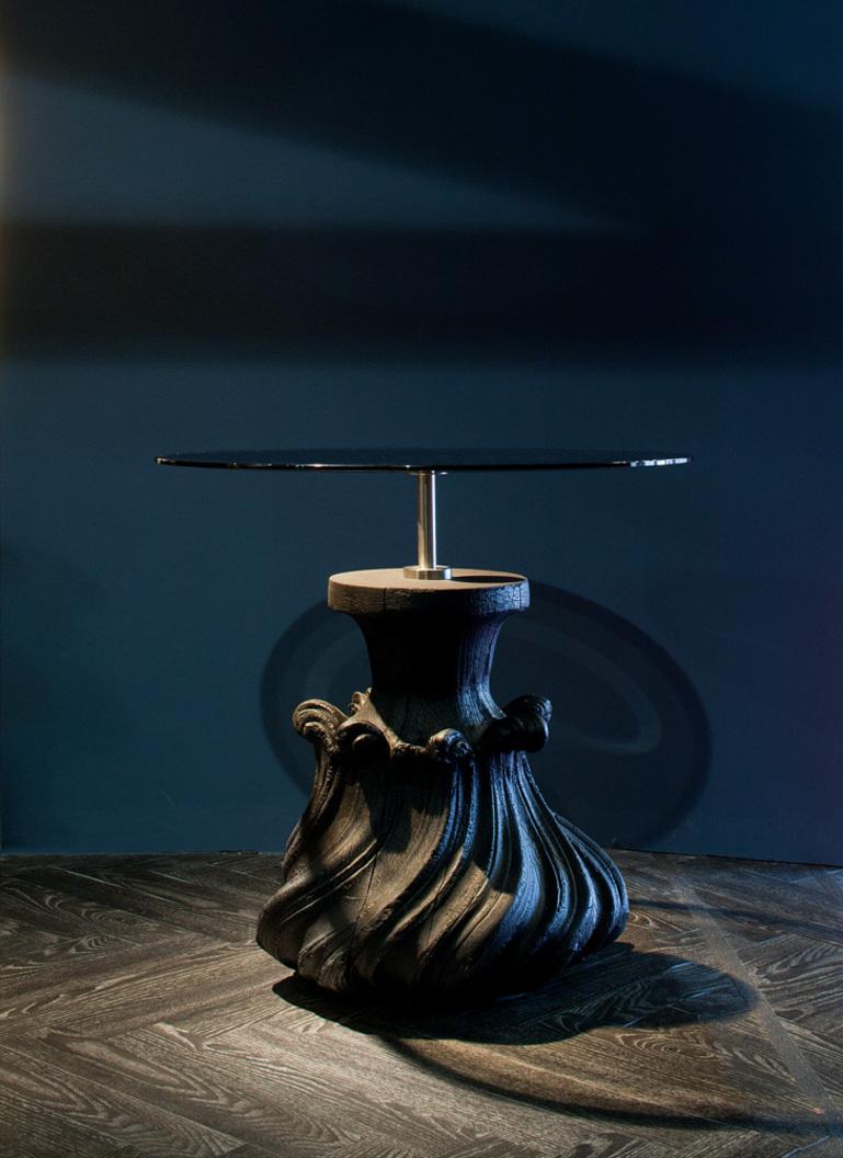 SCOUBIDOU-Lampentisch mit geschnitztem Sockel und bronzierter Spiegelplatte – gebranntes schwarzes Fin. (Italienisch) im Angebot