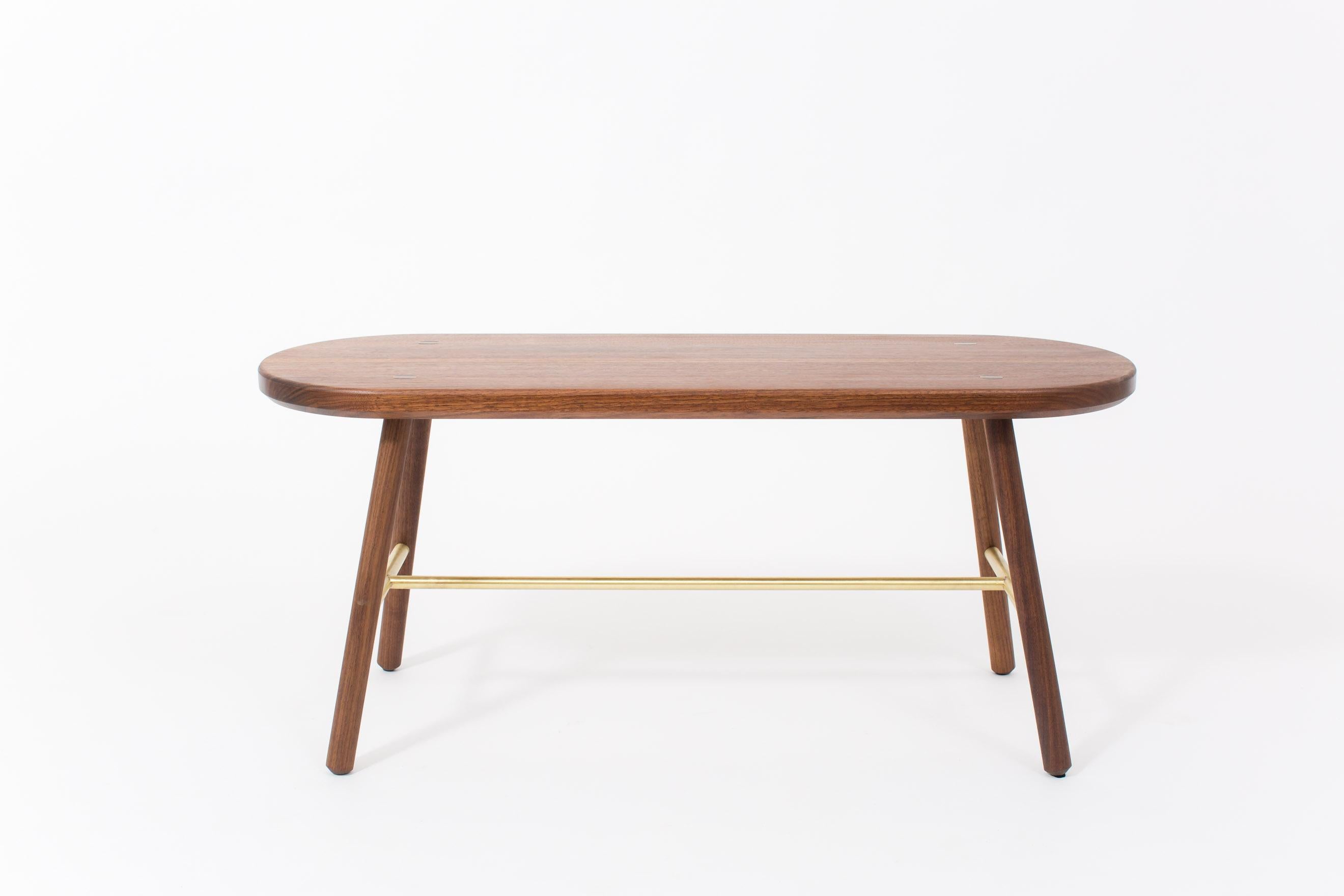 Le banc scout a un design fin, ce qui lui permet de se glisser dans les petits espaces avec un encombrement minimal.

Montré en noyer naturel et laiton. Les essences de bois feuillus domestiques disponibles sont le chêne blanc, le noyer, l'érable
