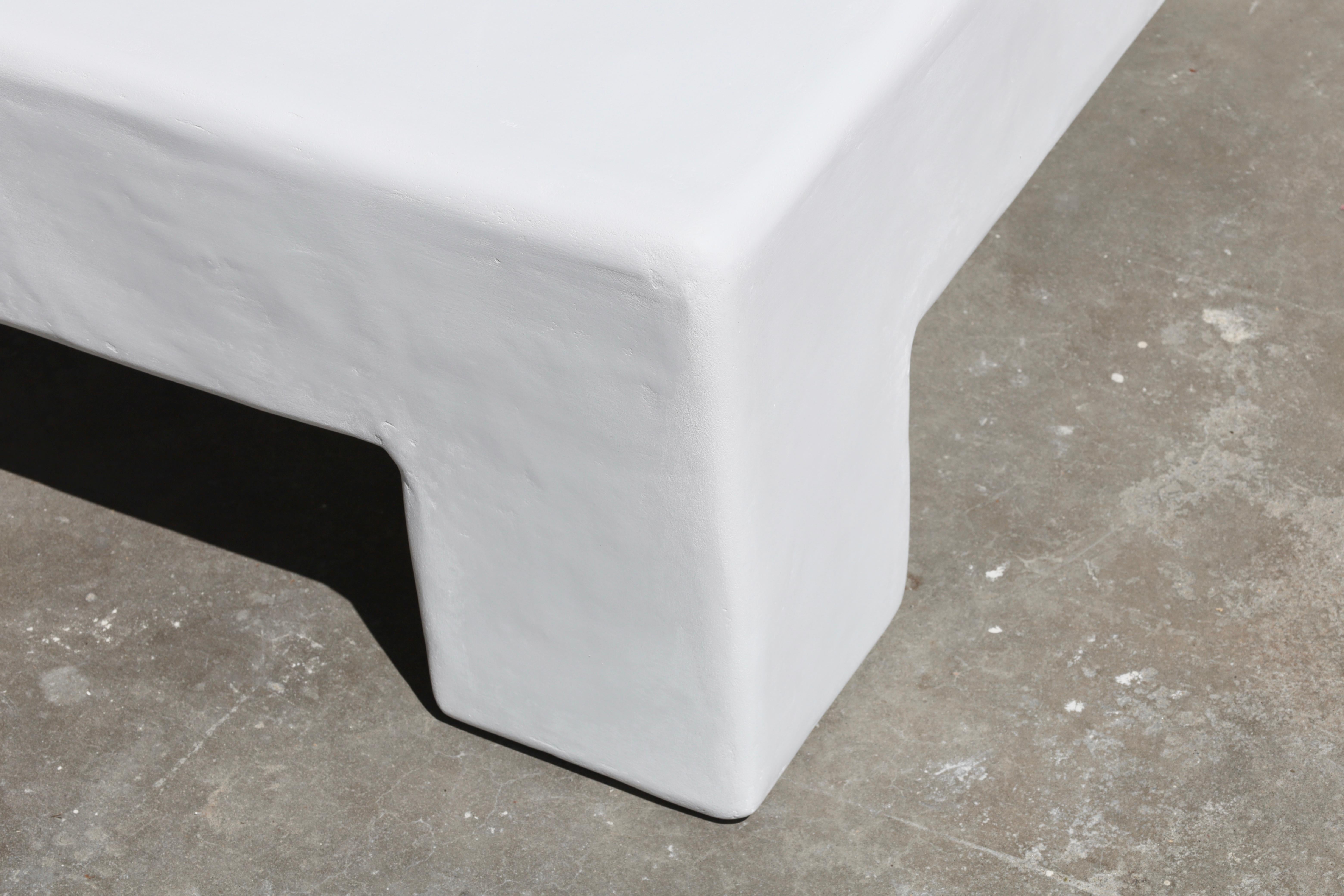 Fait main Scout table basse minimaliste en plâtre massif en sel par öken house studios en vente